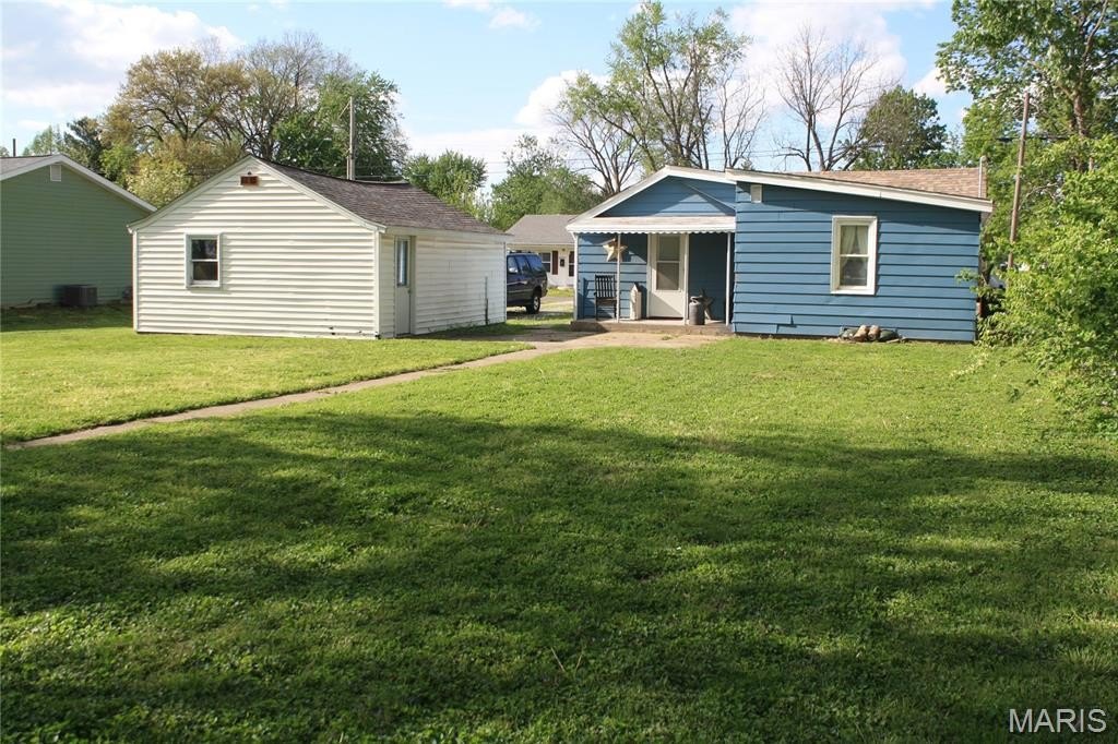 Single Family 2BR 1BA - 1006 W Pine Street, Jerseyville, IL
