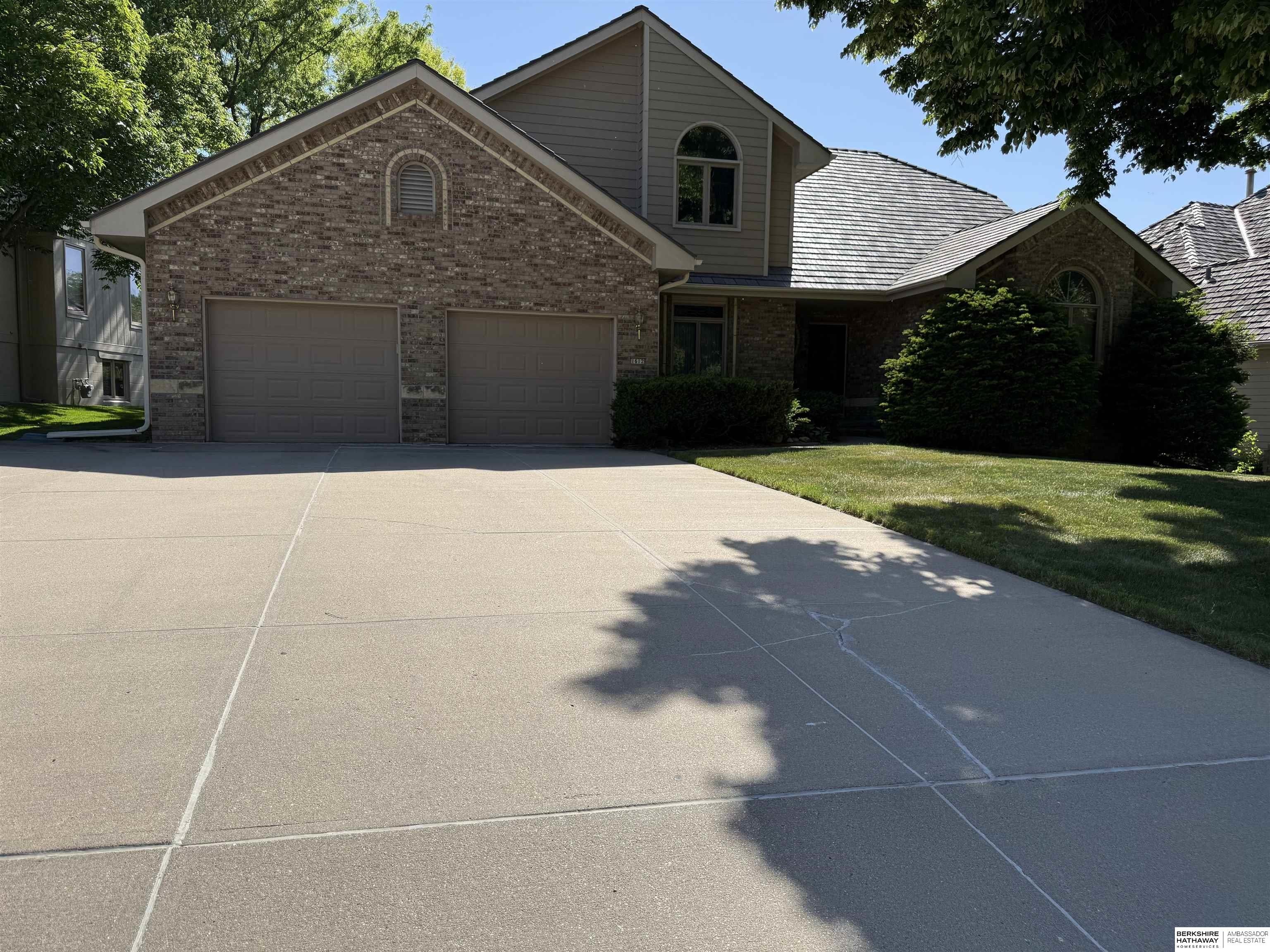 Single Family 5BR 5BA - 1612 S 155 Street, Omaha, NE