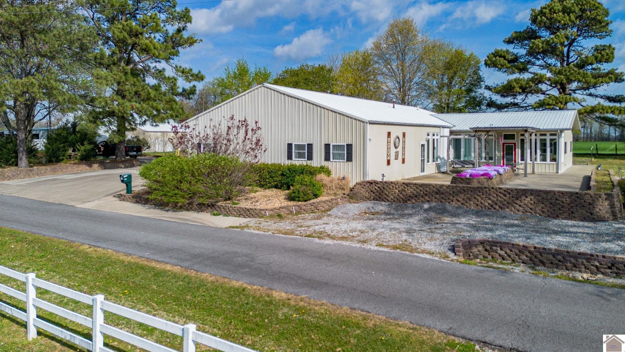 Single Family 3BR 3BA - 376 K C Dunn Road, Barlow, KY