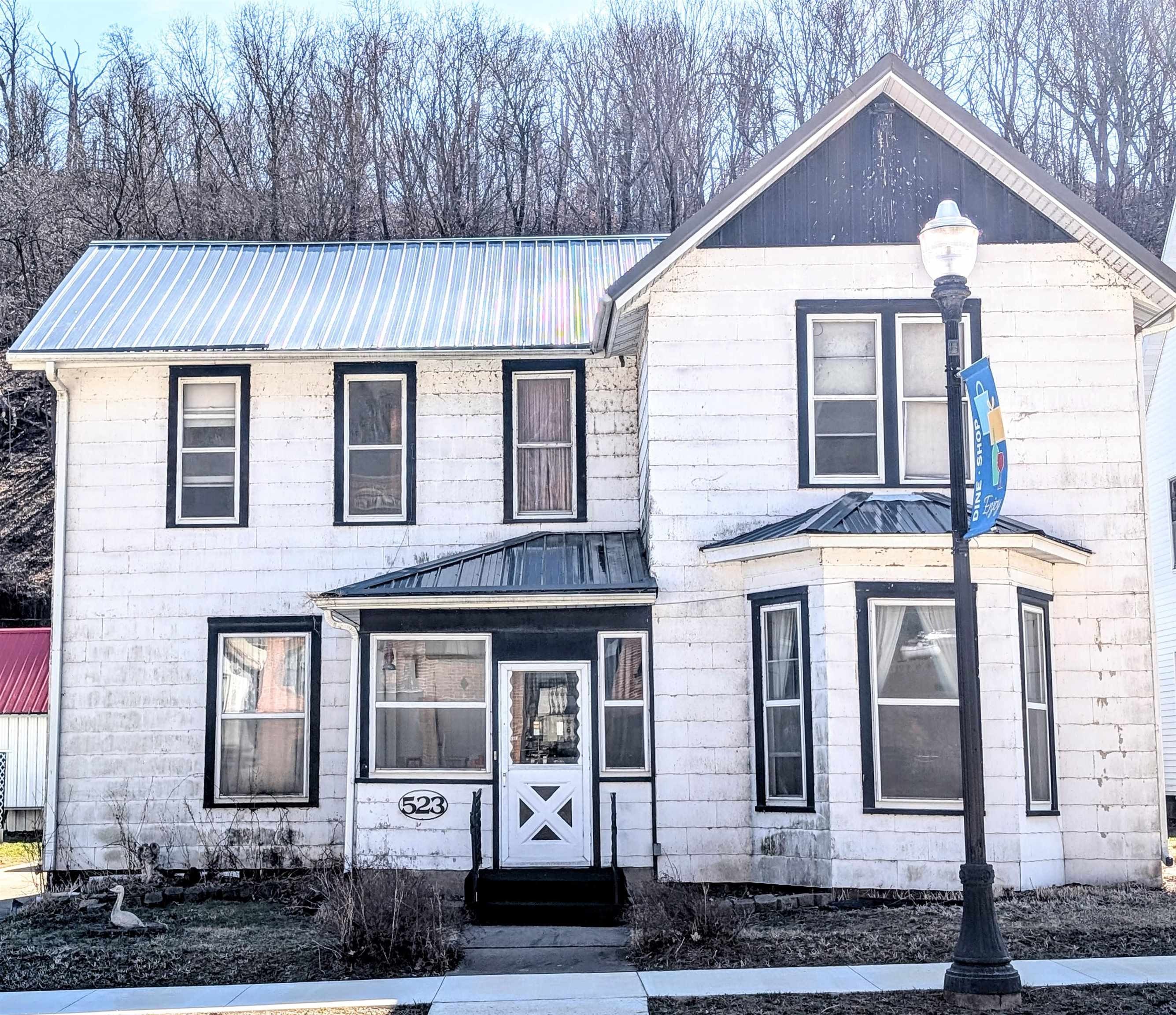 Single Family 4BR 2BA - 523 Main Street, McGregor, IA