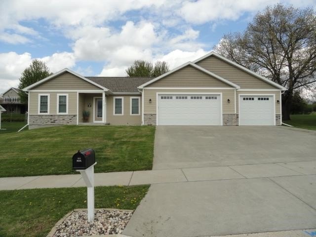 Single Family 3BR 2BA - 525 Eagle Ridge Ln, Portage, WI