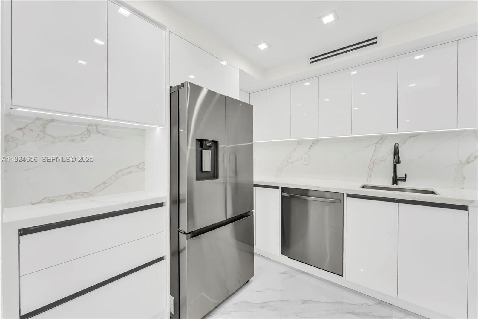 Condo 2BR 3BA - 251 174th St, Sunny Isles Beach, FL