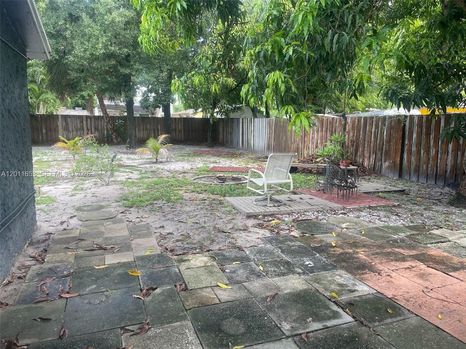 Triplex 3BR 3BA - 1041 NE 35th St, Oakland Park, FL
