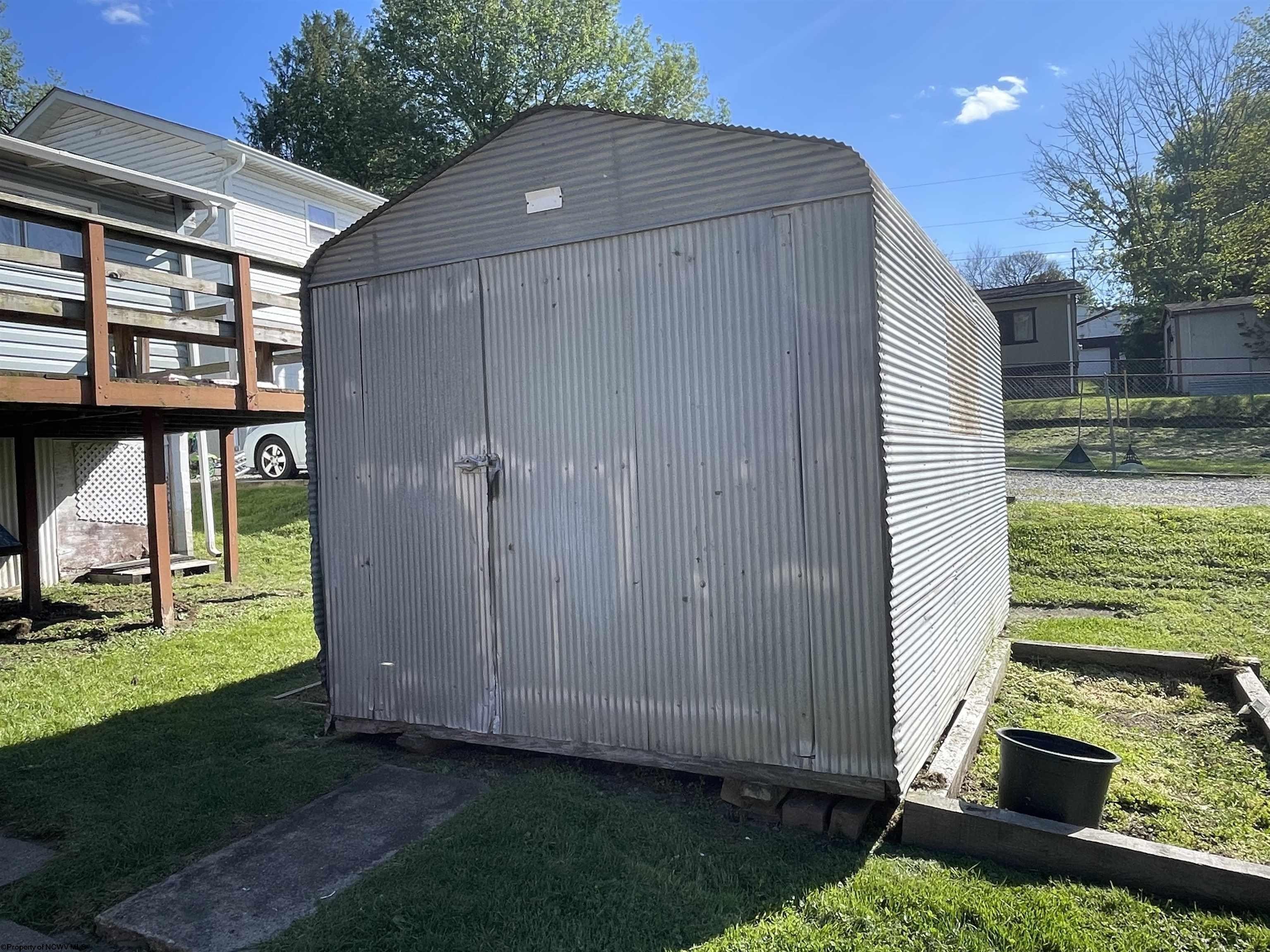 Single Family 3BR 1BA - 807 Indiana Avenue, Nutter Fort, WV