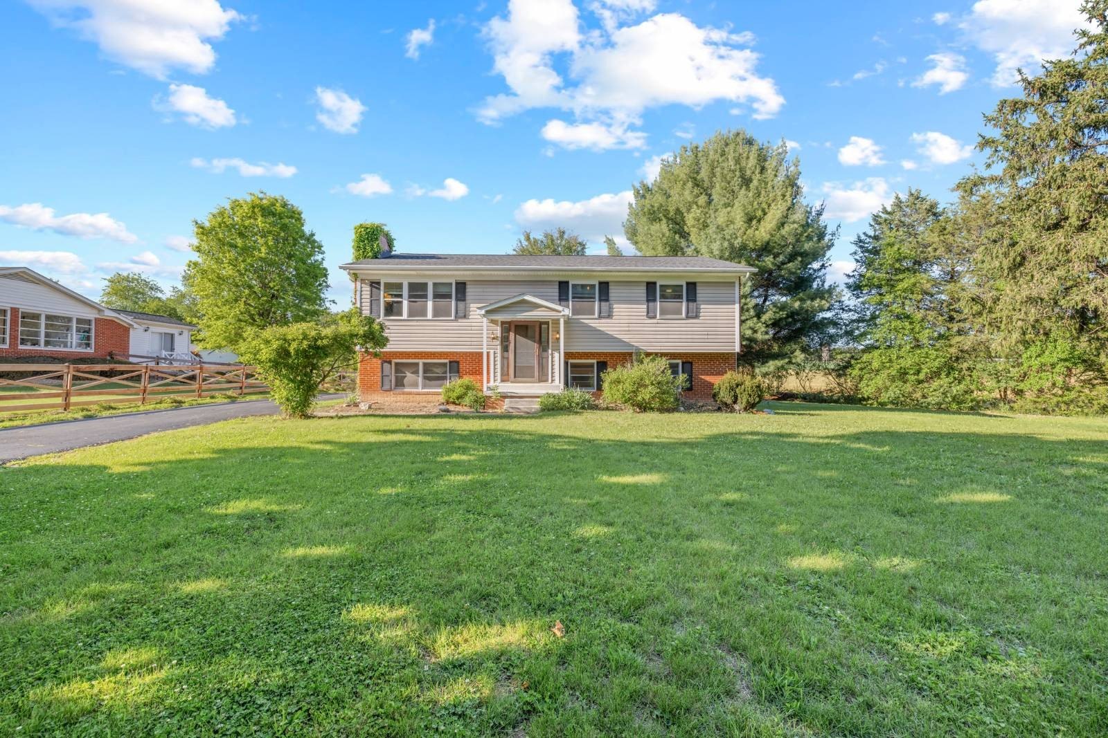 Single Family 4BR 2BA - 200 New Hope And Crimora Rd, Waynesboro, VA