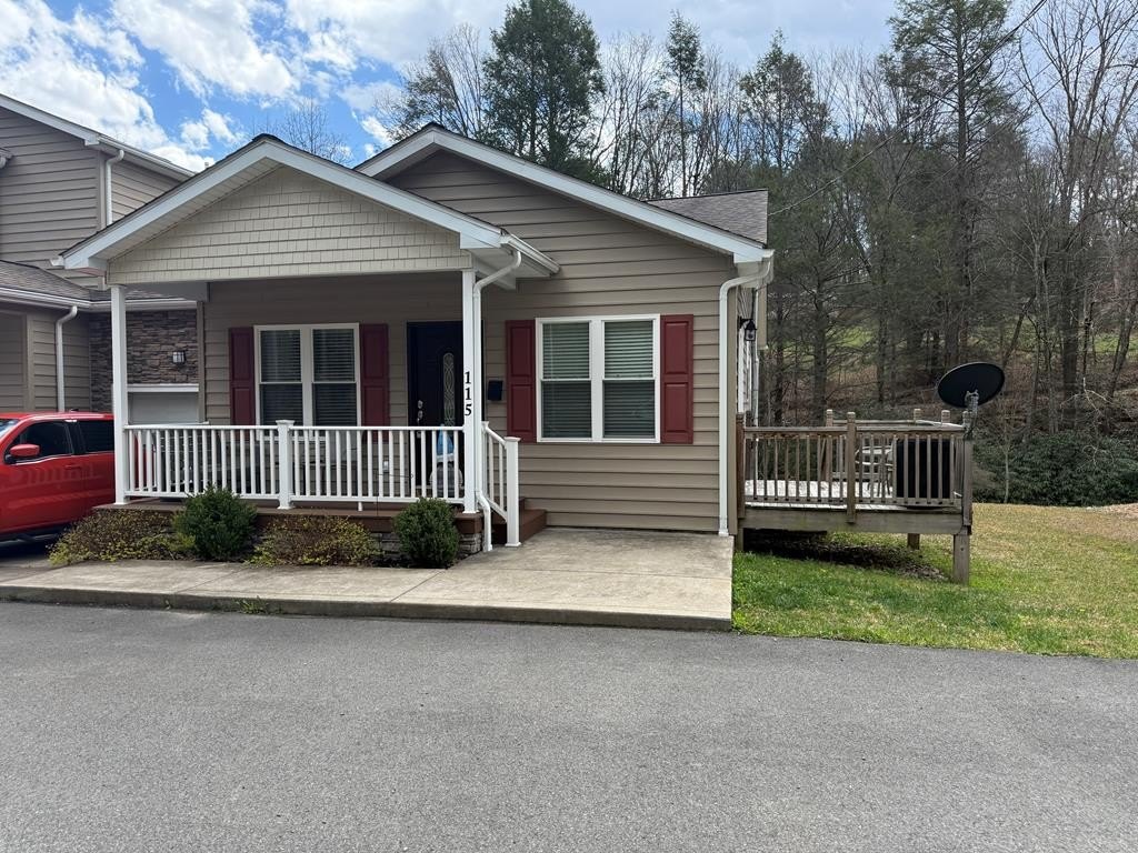 Single Family 3BR 2BA - 111 Elizabeth Ct, CRAB ORCHARD, WV