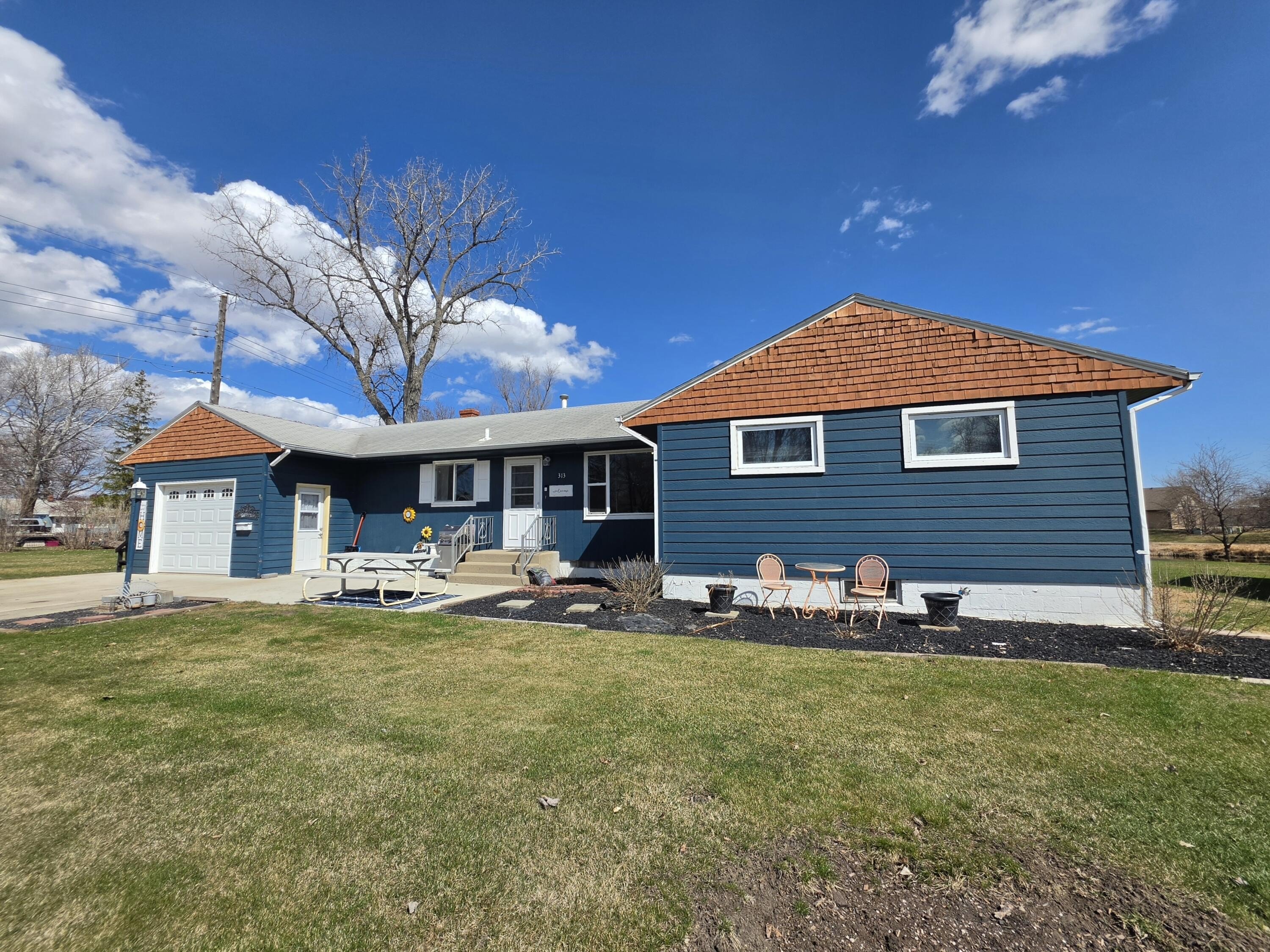 Single Family 5BR 3BA - 313 Park Avenue, Aberdeen, SD