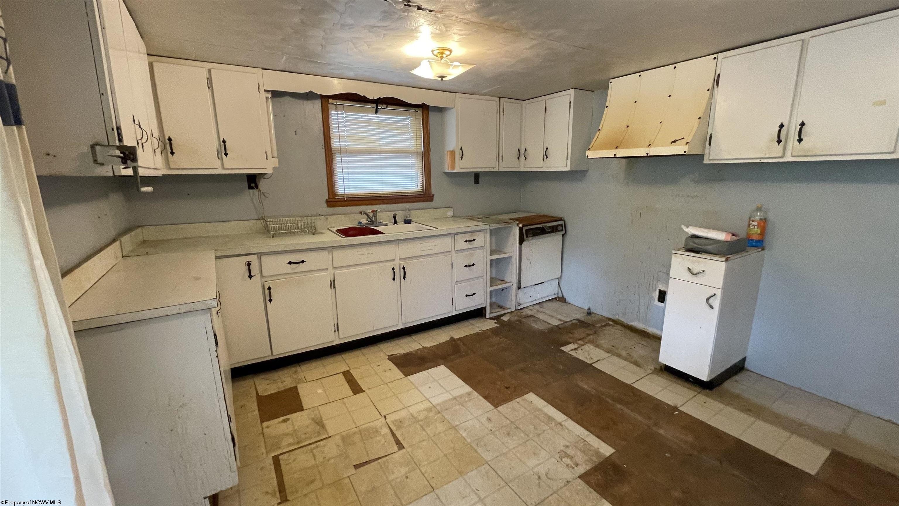 Single Family 3BR 1BA - 112 Thorn Stop Circle, Clarksburg, WV