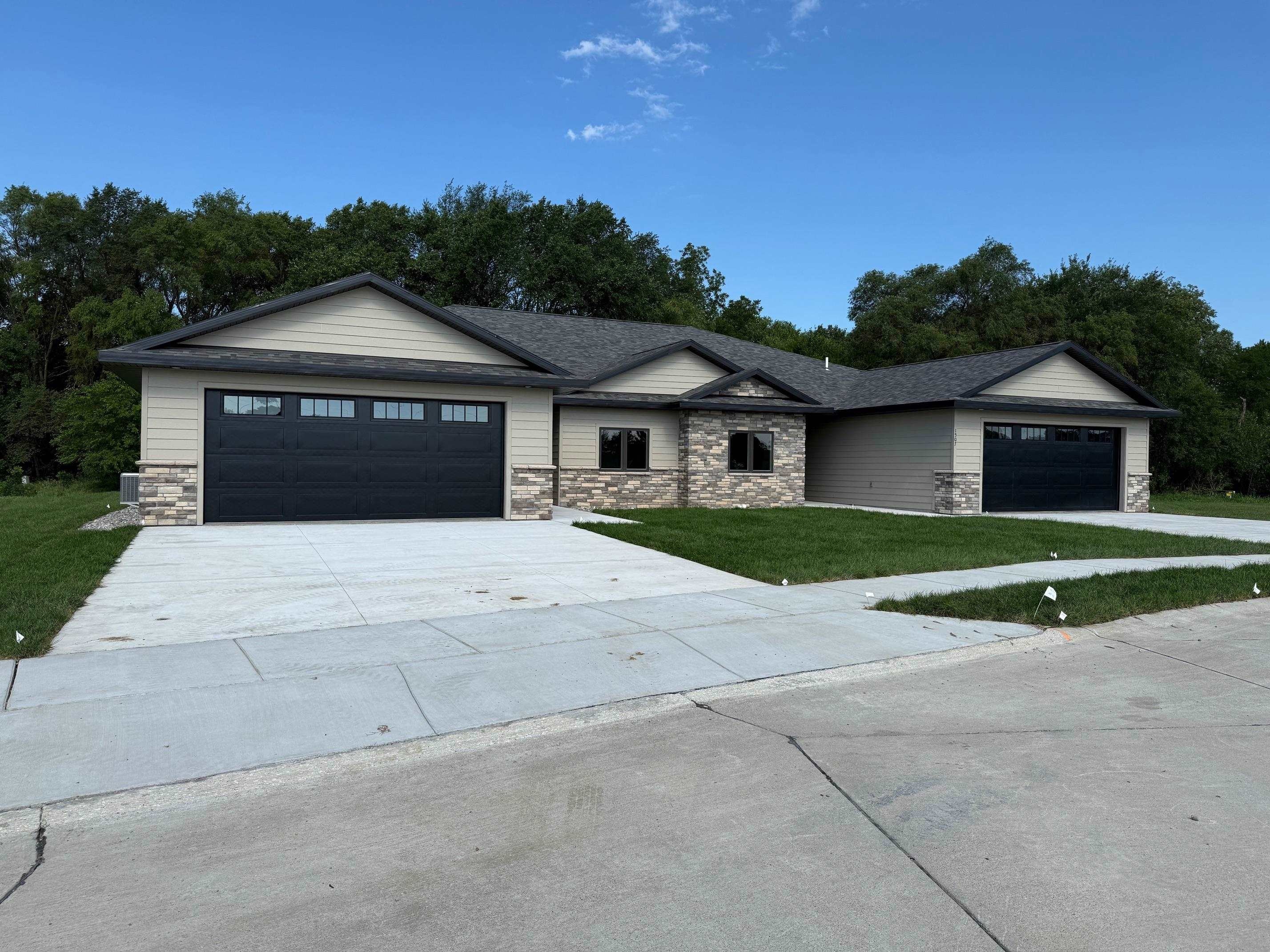 Single Family 2BR 2BA - 1509 Regency Circle North, Norfolk, NE