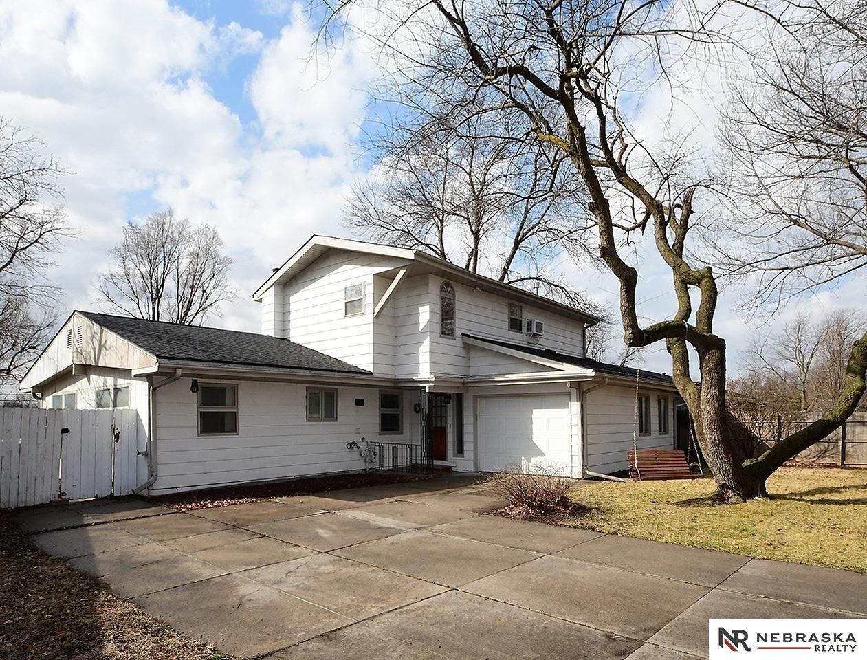 Single Family 4BR 2BA - 729 E Eldora Lane, Lincoln, NE