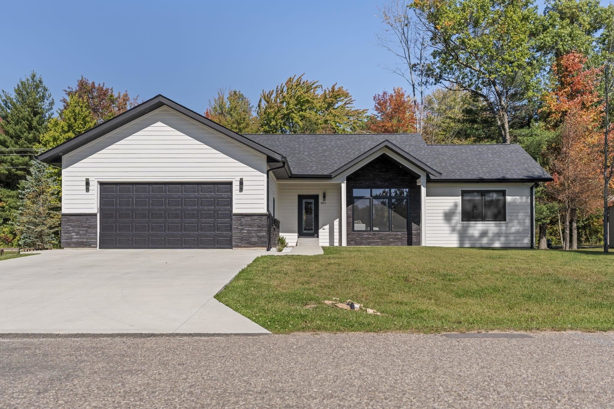 Single Family 6BR 4BA - 383 Oakbrook Drive, Wisconsin Dells, WI