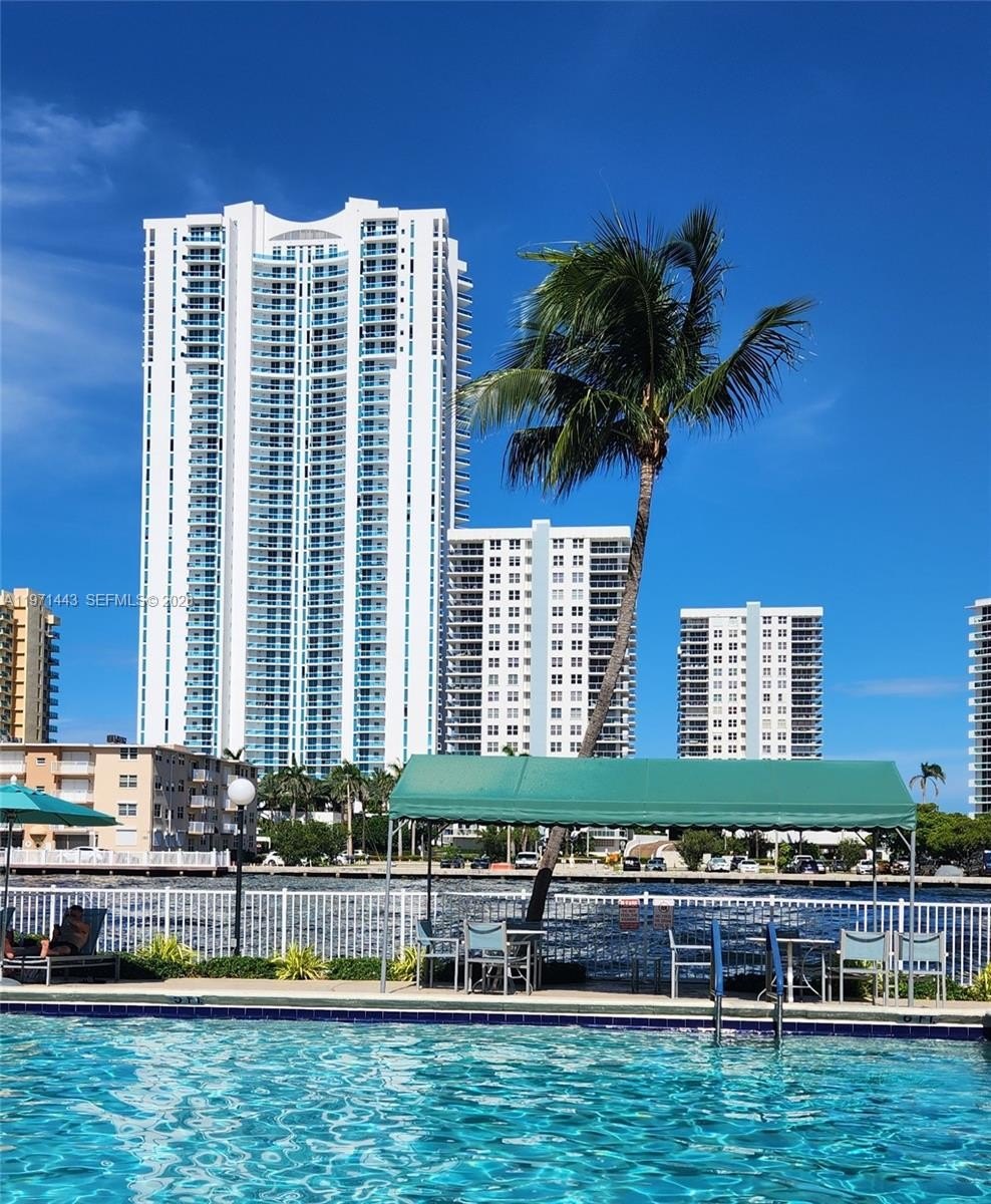 Condo 1BR 2BA - 1000 Parkview Dr, Hallandale Beach, FL