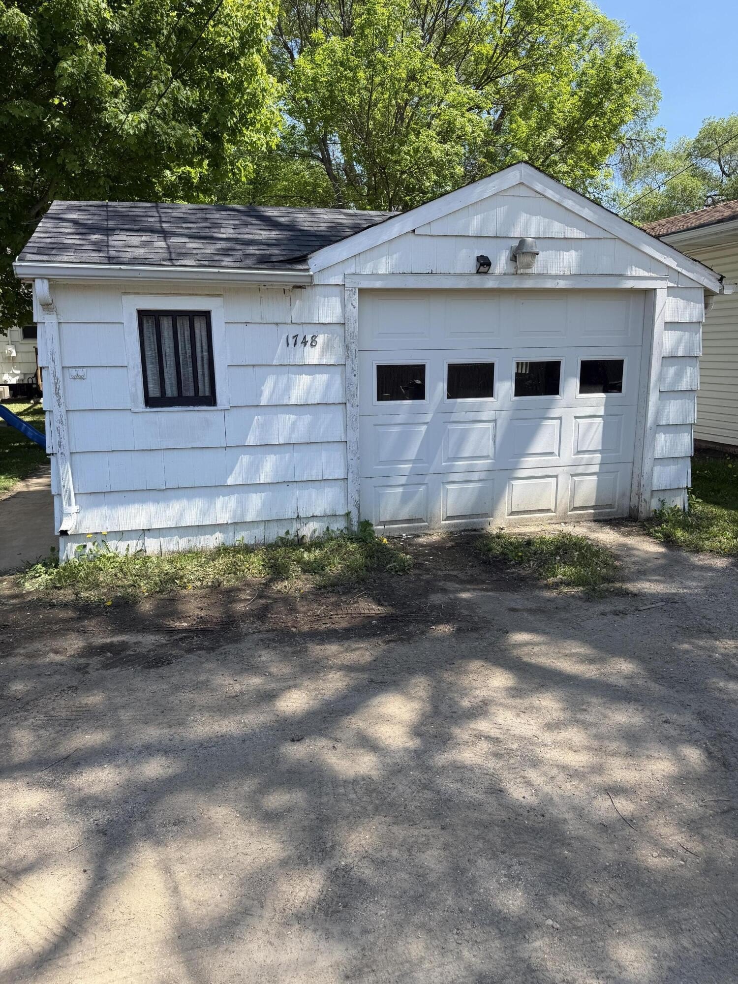 Single Family 2BR 2BA - 1748 S 2nd Street, Aberdeen, SD
