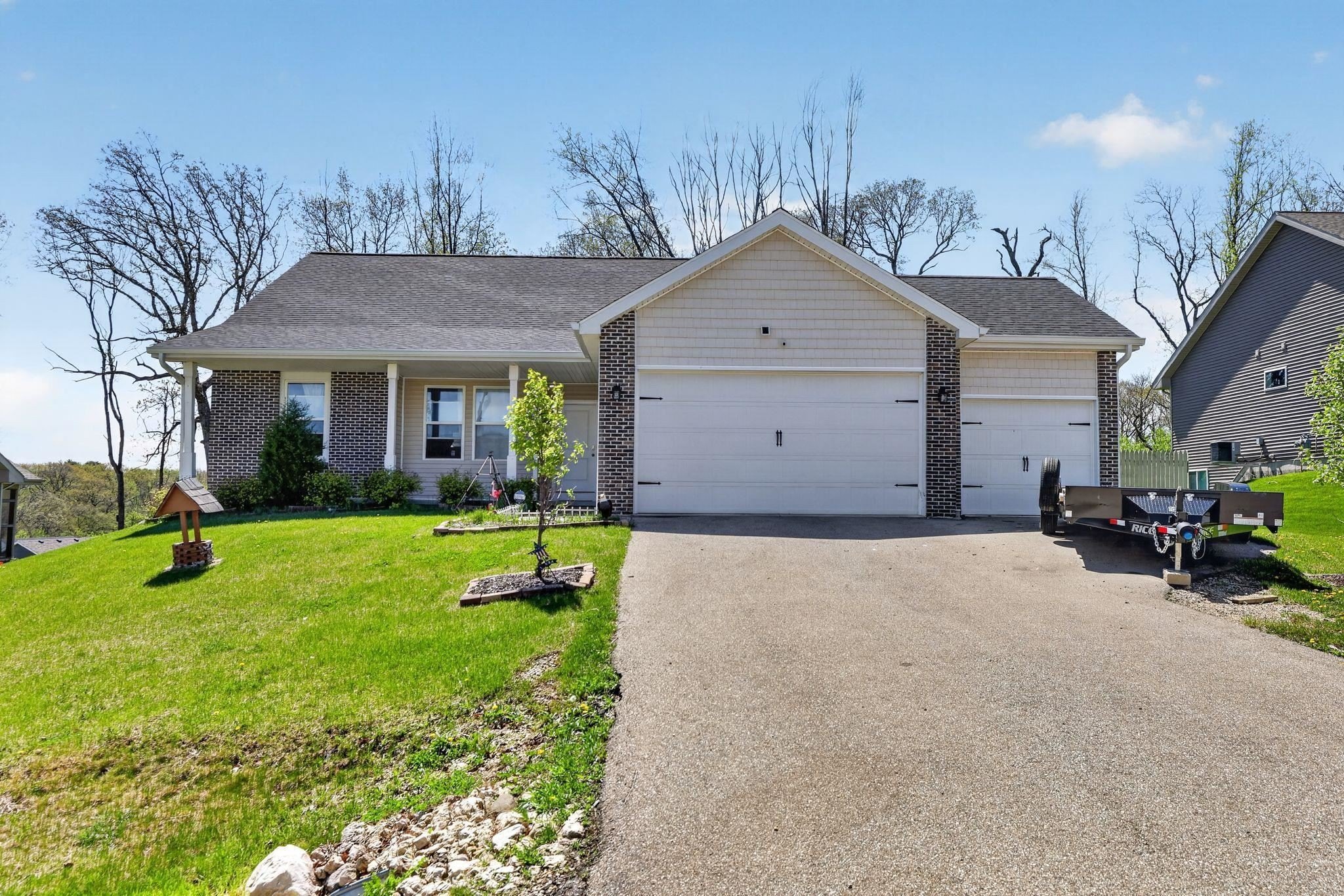 Single Family 3BR 2BA - 934 E Superior Drive, Edgerton, WI