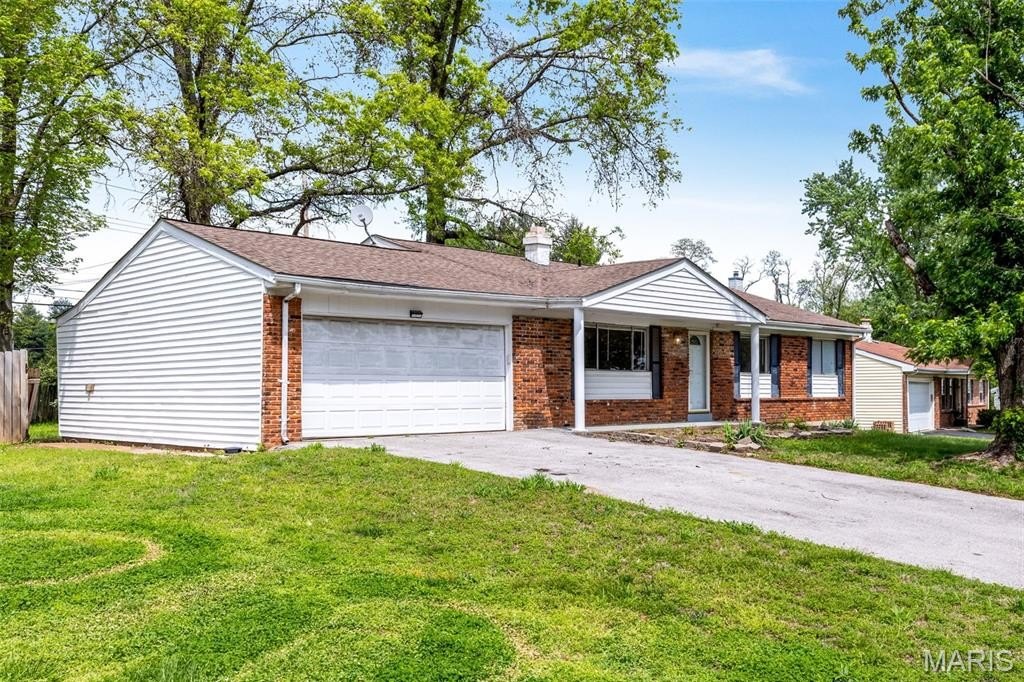 Single Family 4BR 3BA - 119 Bellechasse Drive, Chesterfield, MO