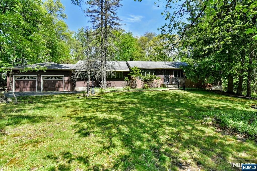 Single Family 4BR 3BA - 72 Brookside Drive, Upper Saddle River, NJ