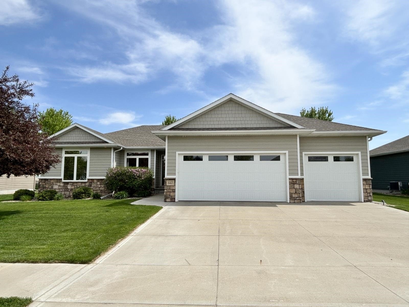 Single Family 5BR 3BA - 642 Bluestem Trail, Dakota Dunes, SD