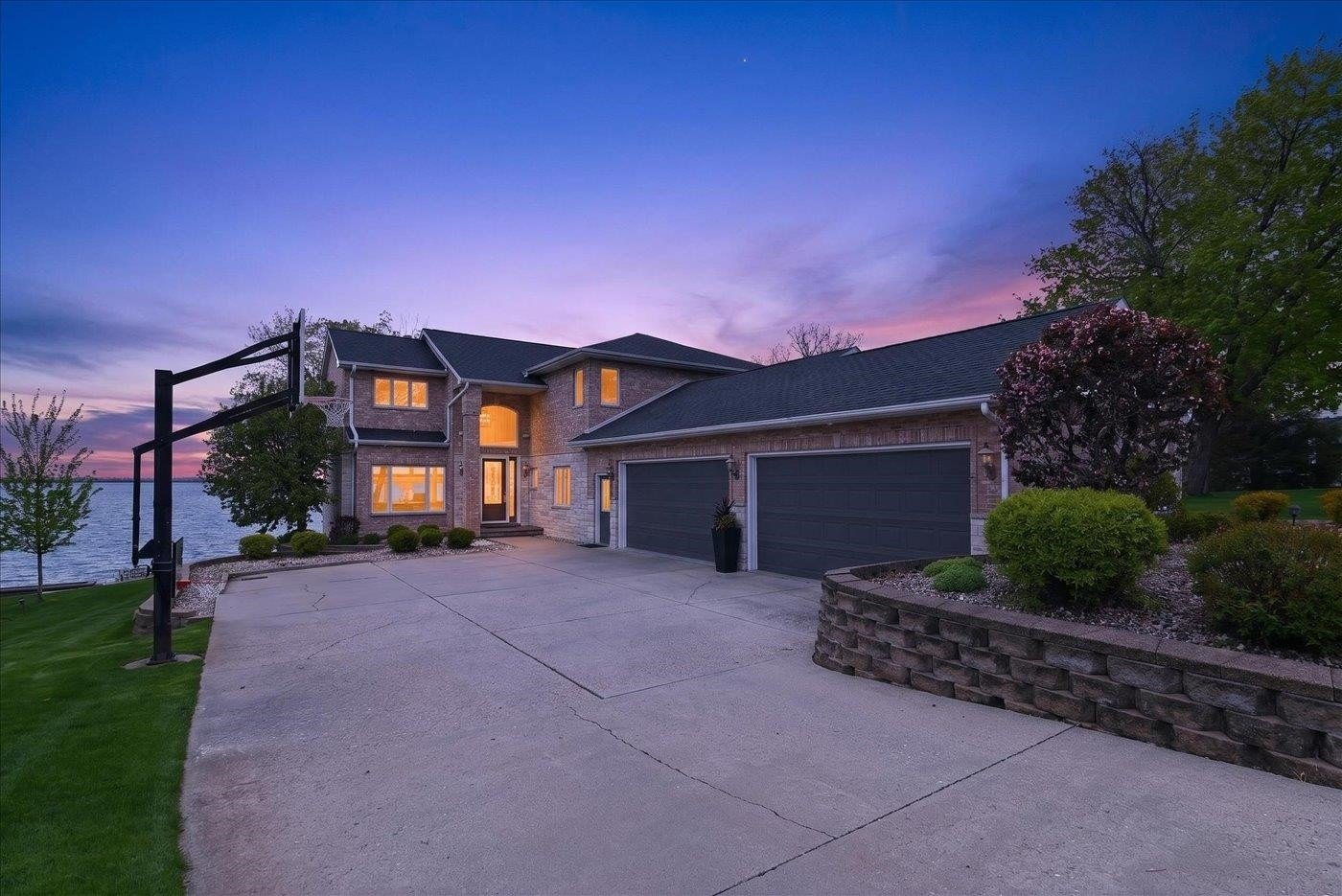 Single Family 5BR 4BA - 3066 Shadyside Drive, Stoughton, WI