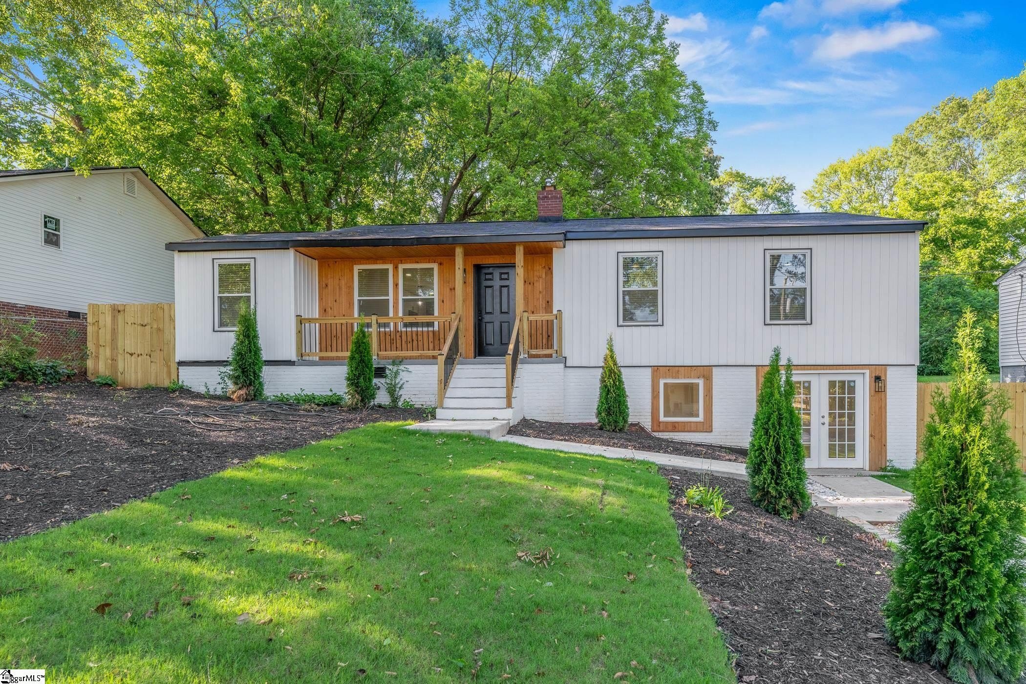 Single Family 4BR 3BA - 10 Valley View Lane, Greenville, SC