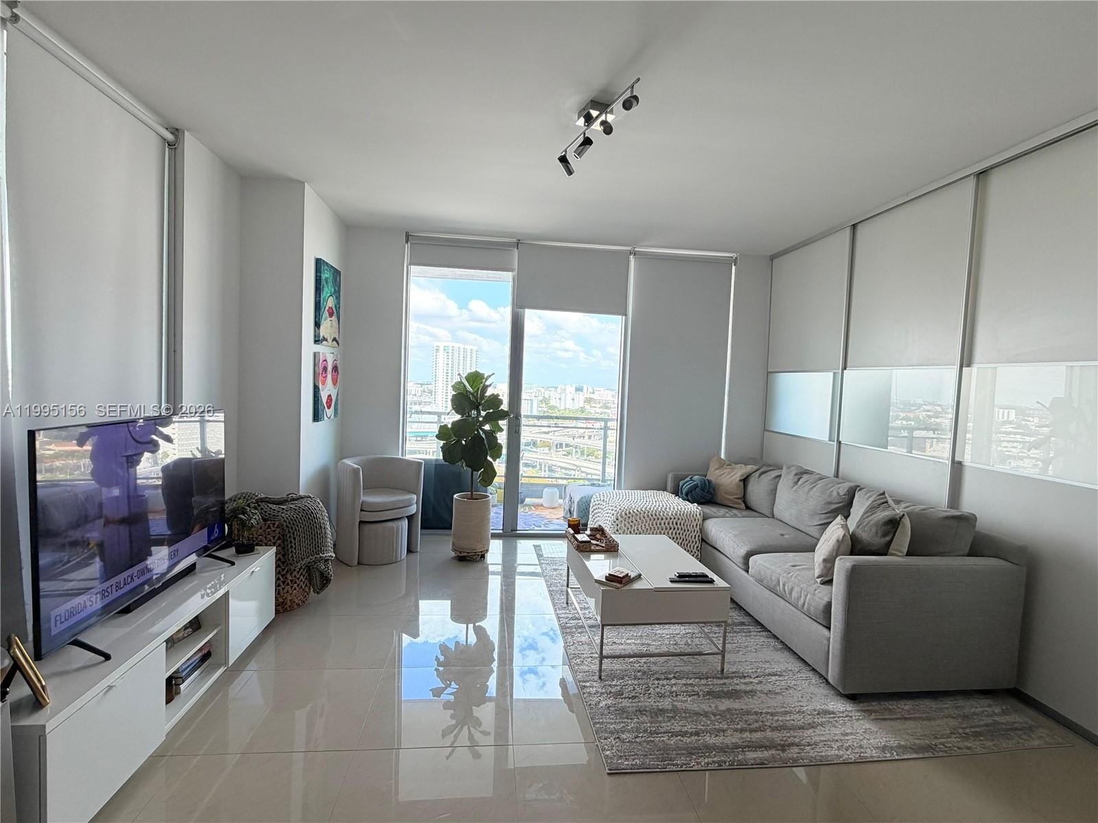 Condo 1BR 1BA - 90 SW 3RD STREET, Miami, FL