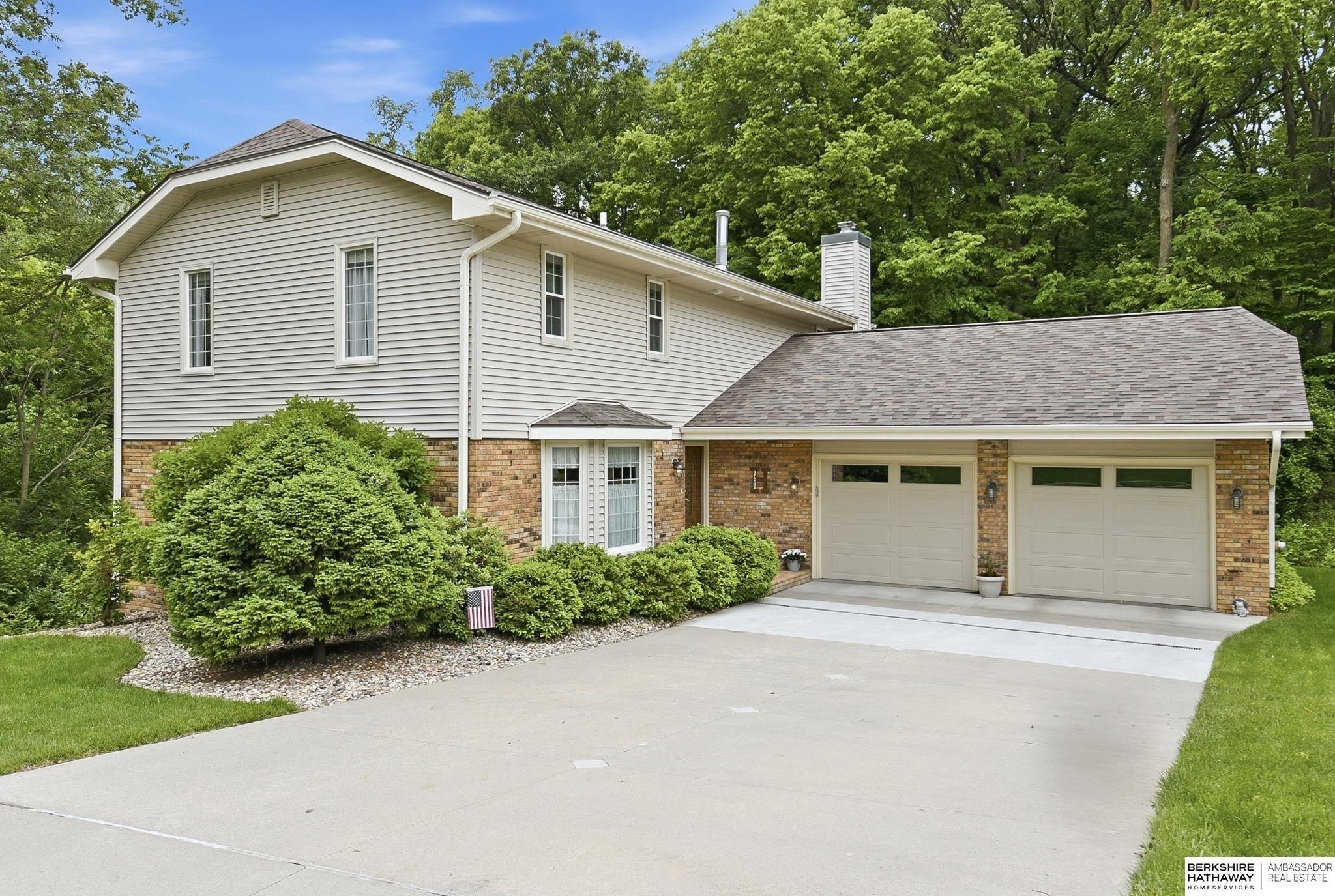 Single Family 5BR 4BA - 102 Lafayette Lane, Bellevue, NE