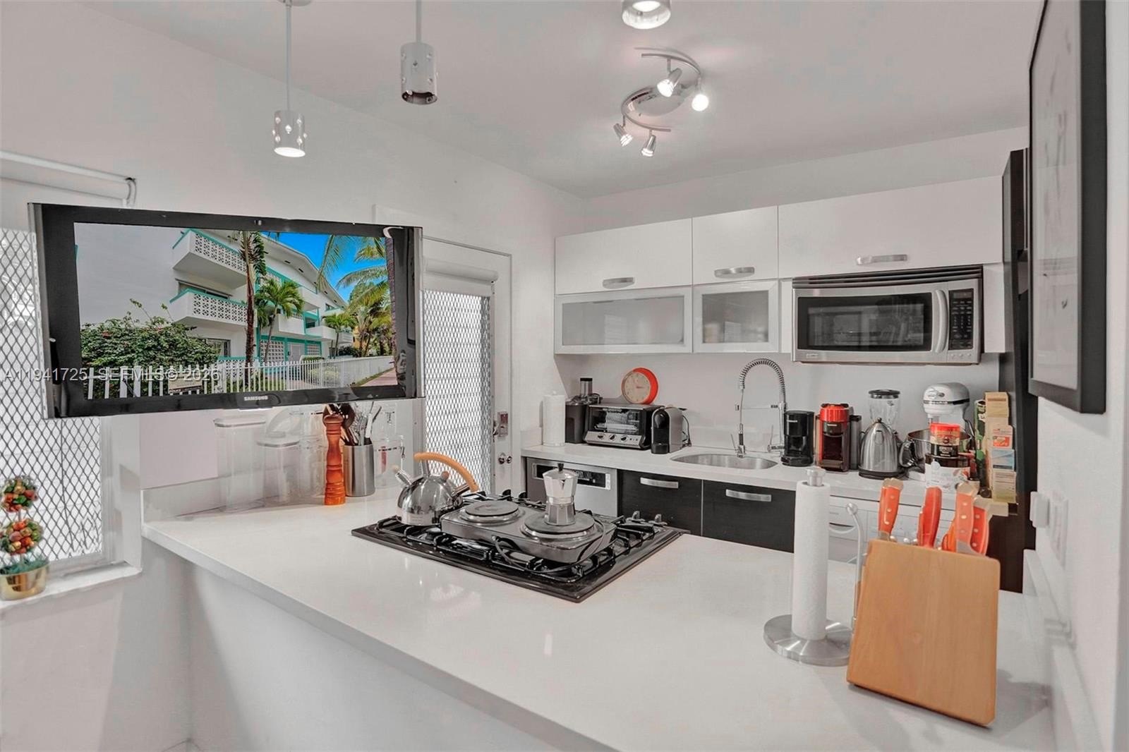 Co-op 1BR 1BA - 350 Collins Ave, Miami  Beach, FL