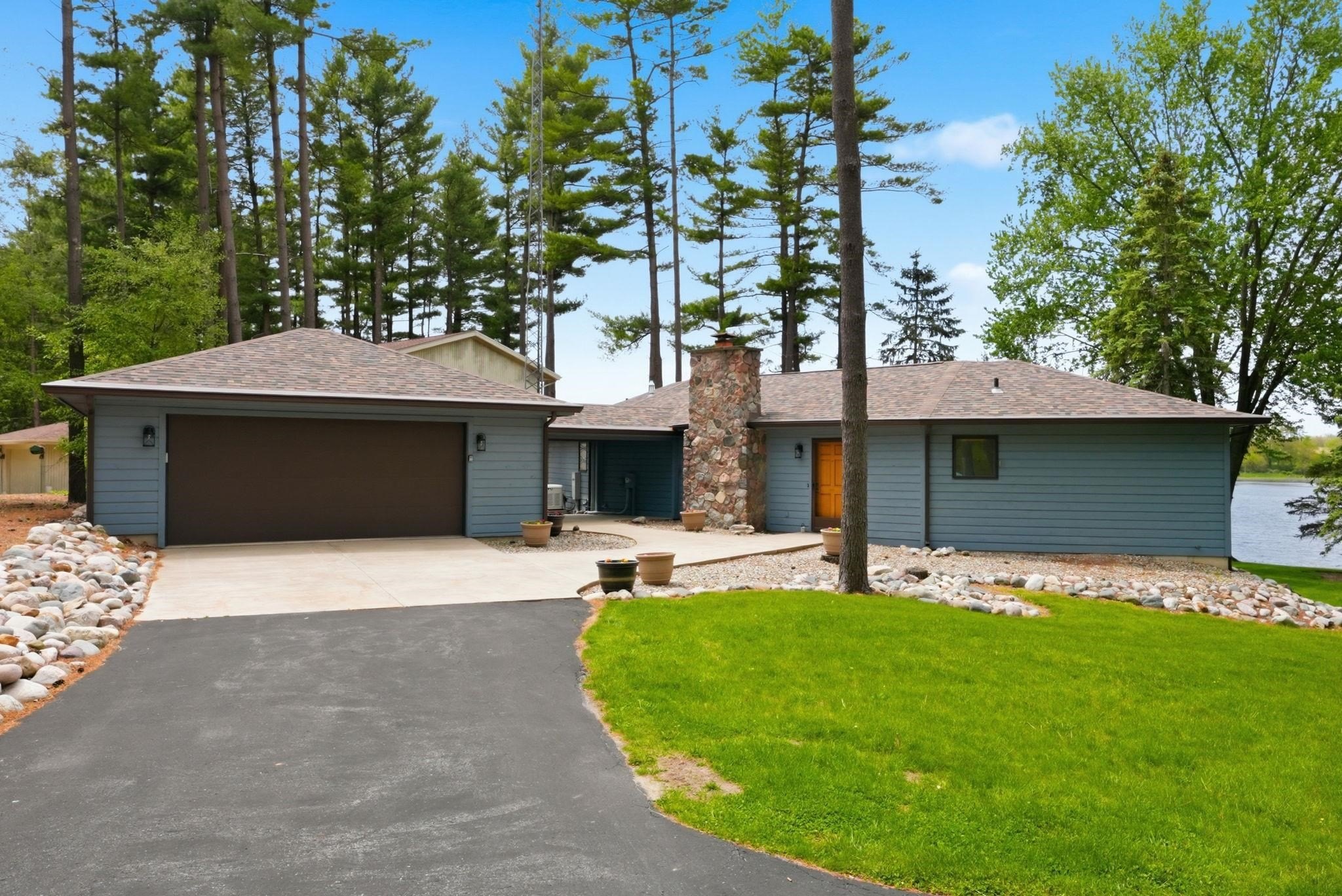 Single Family 2BR 2BA - 215 Lane 100 Pine Canyon Lk, Angola, IN