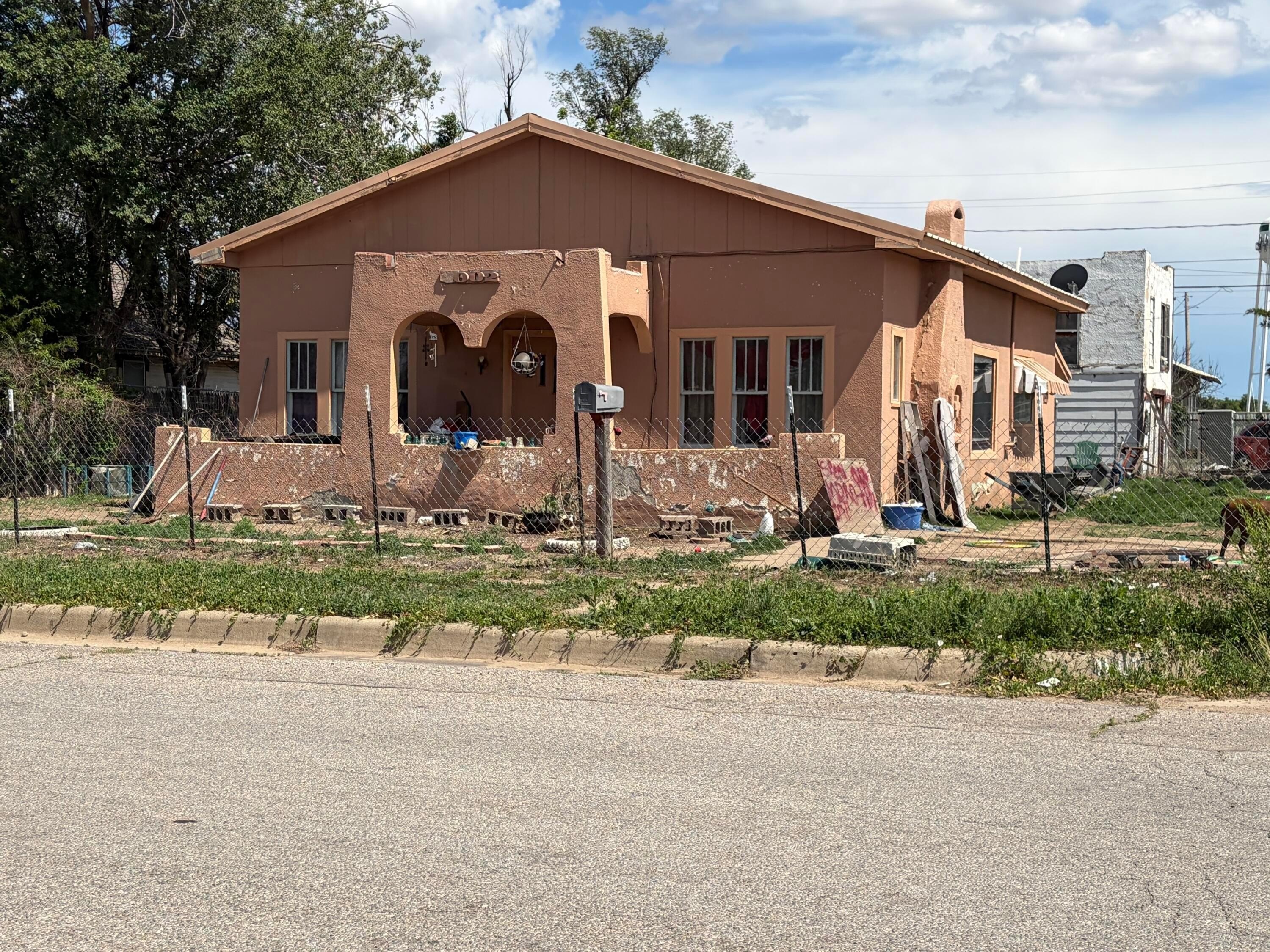 Single Family 3BR 1BA - 1002 E Francis Ave, Pampa, TX