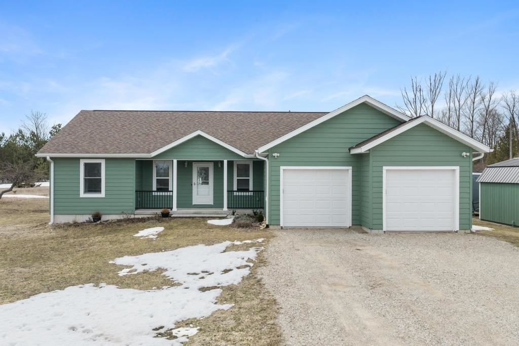 Single Family 3BR 2BA - 14208 W Garfield, Charlevoix, MI