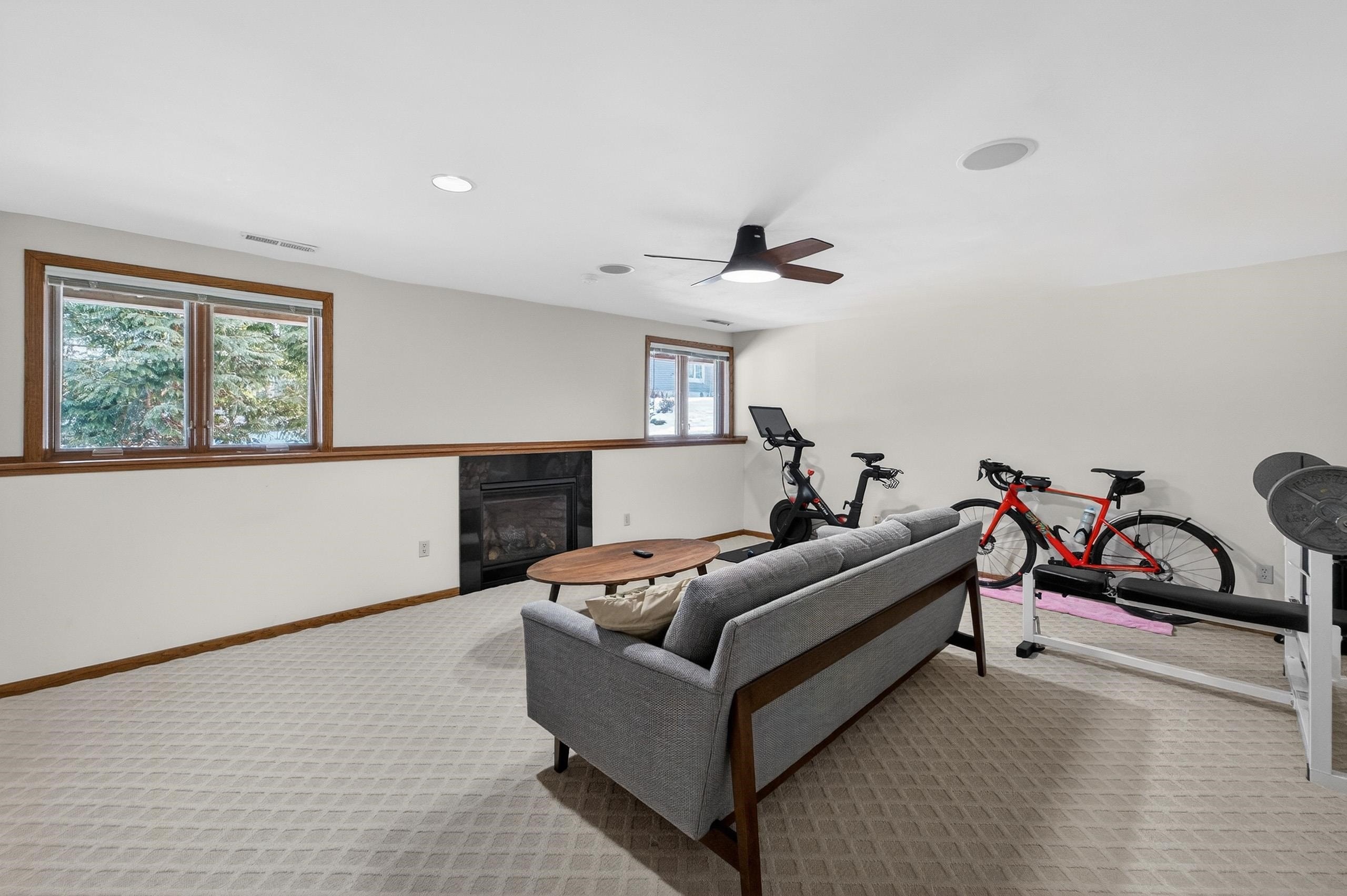 Single Family 3BR 4BA - 12 Oak Creek Trail, Madison, WI