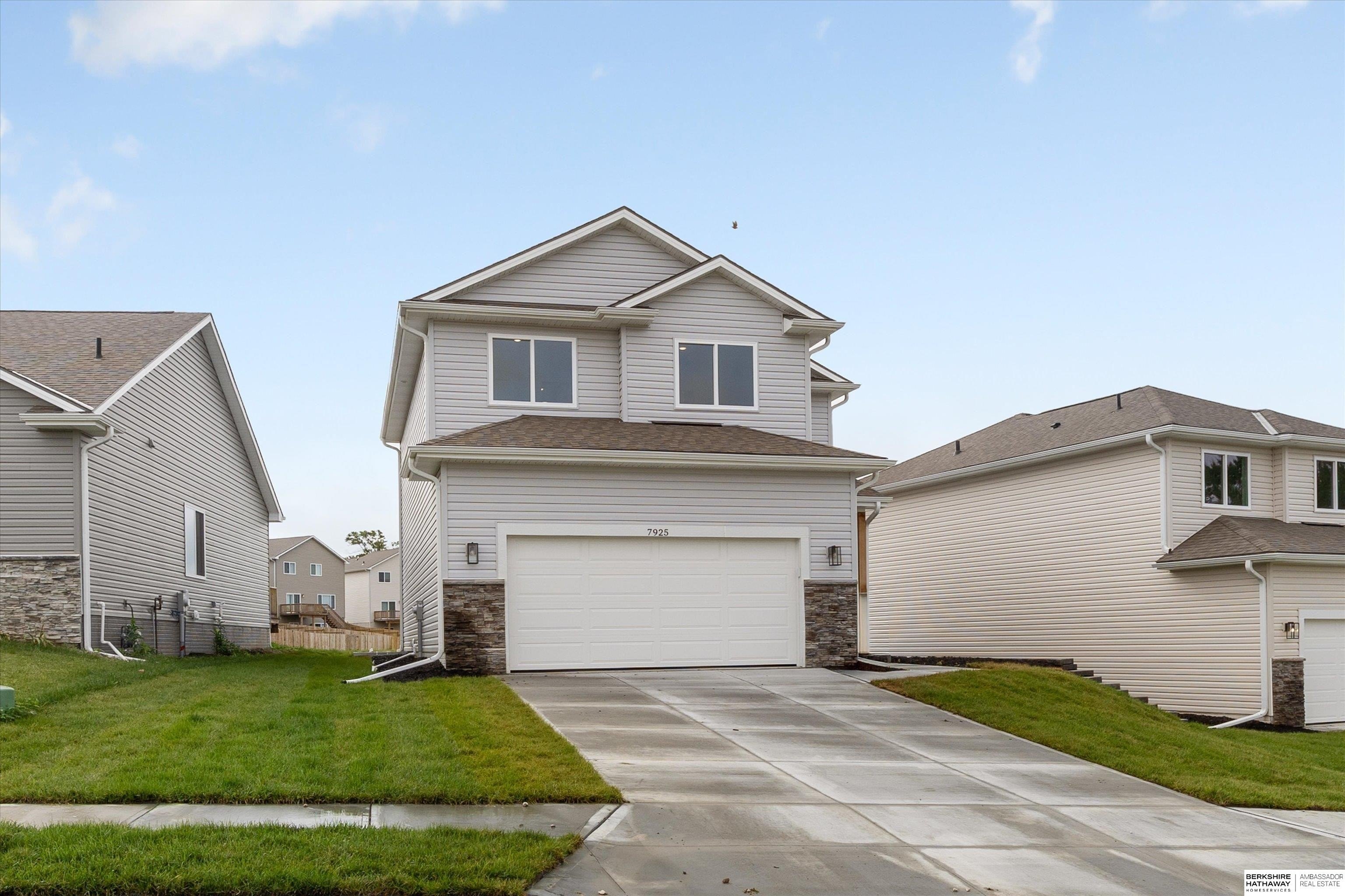 Single Family 5BR 4BA - 7925 N 94th Street, Omaha, NE