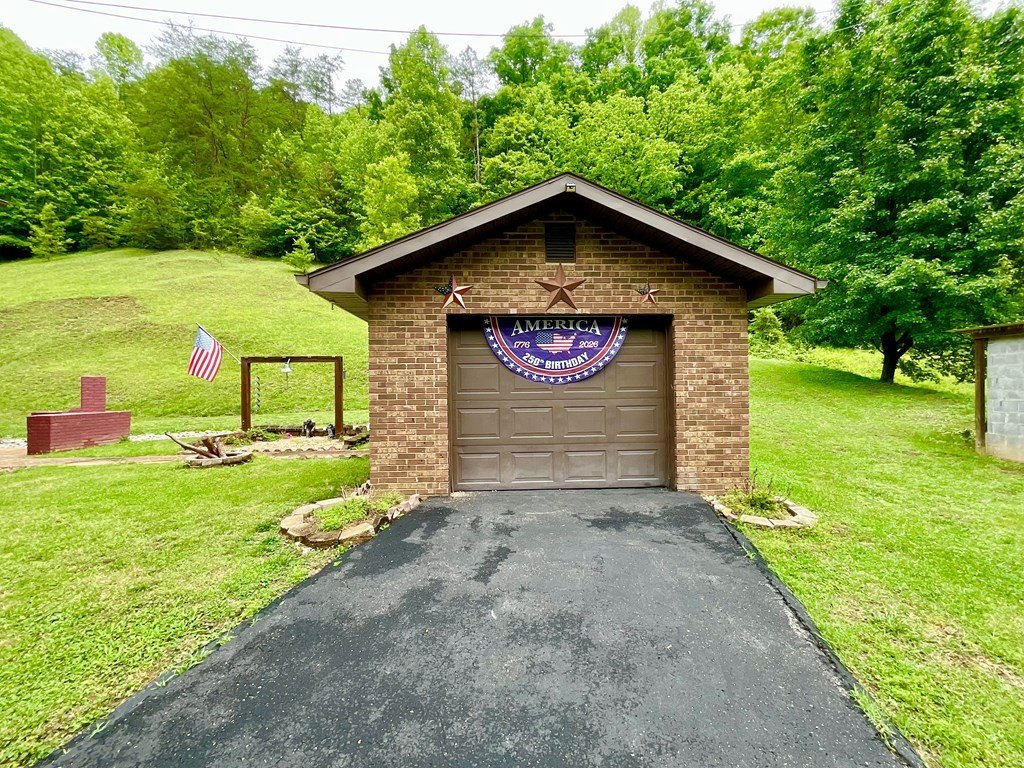 Single Family 3BR 3BA - 414 Little Robinson Creek Road, Virgie, KY