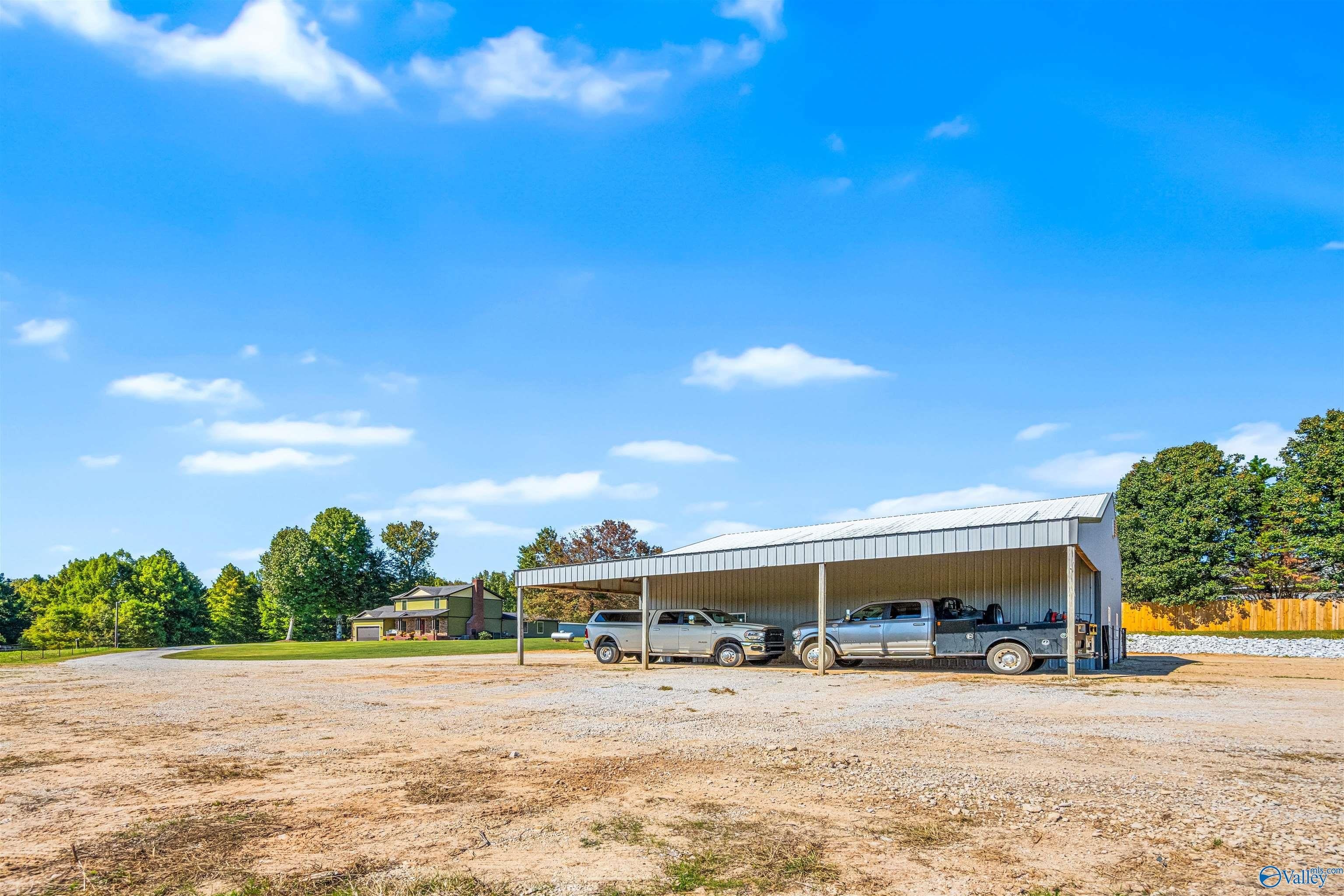 Single Family 4BR 4BA - 433 Kelly Spring Road, Harvest, AL