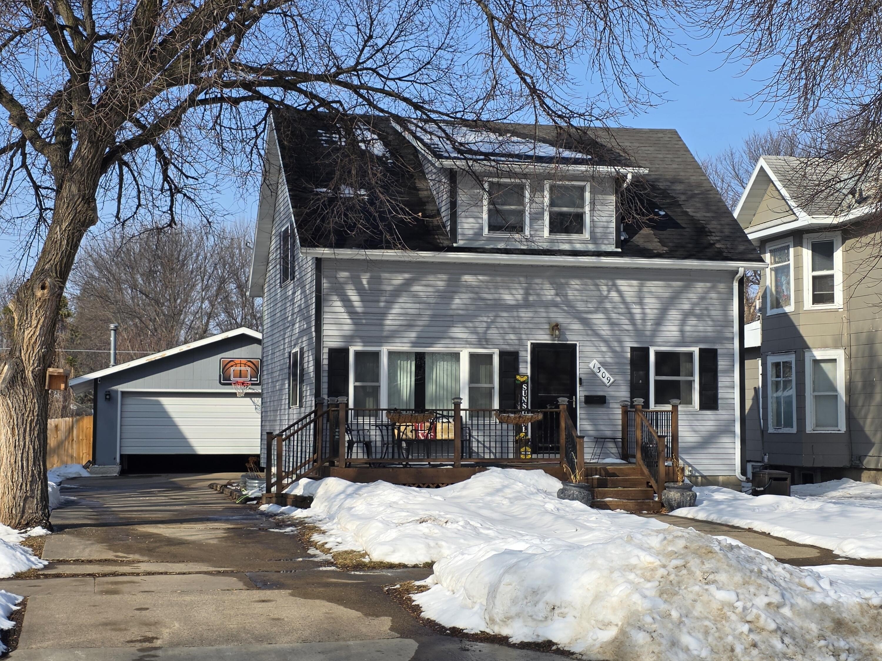 Single Family 4BR 2BA - 1309 N State Street, Aberdeen, SD