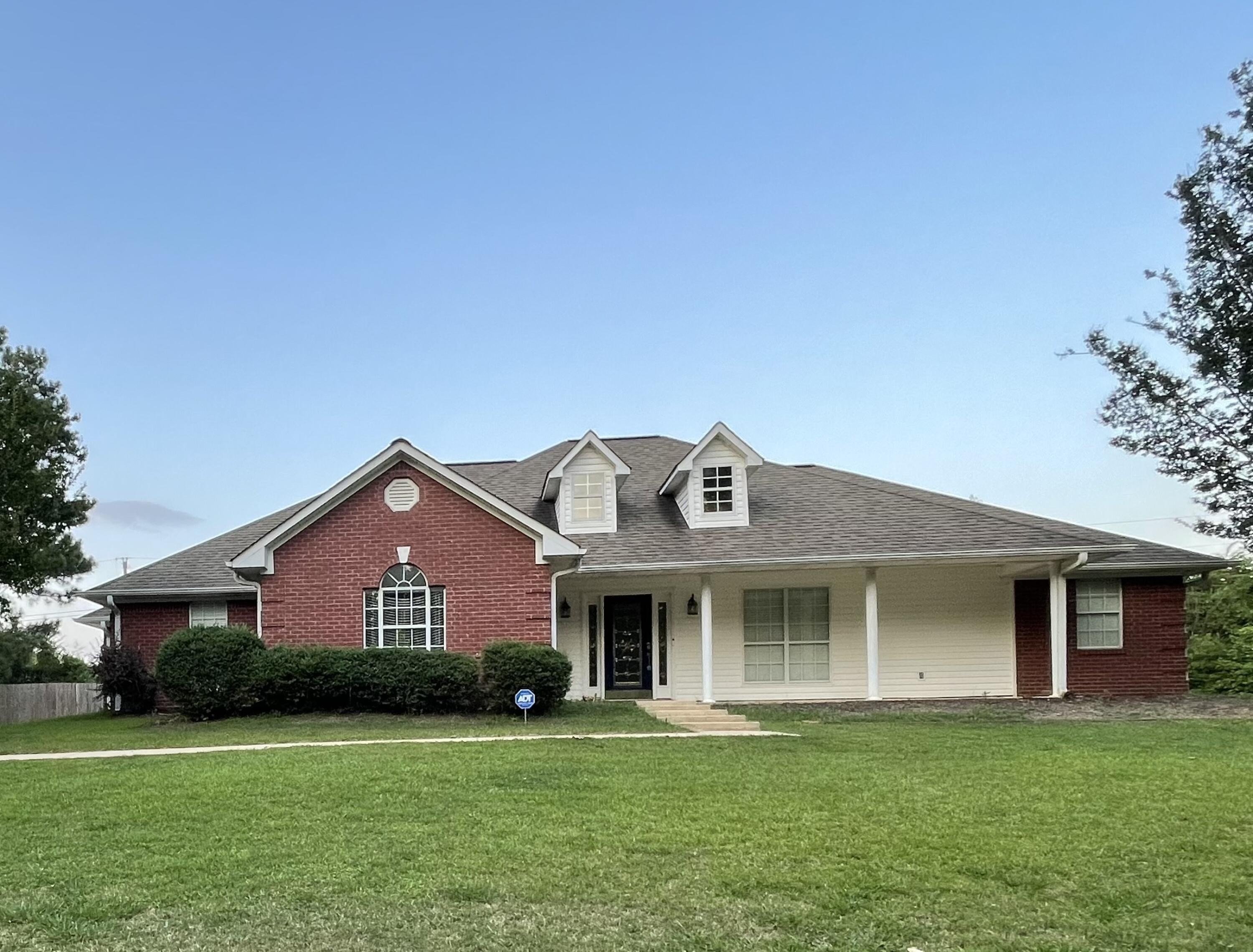 Single Family 4BR 3BA - 136 Florence Carr Dr., Tupelo, MS
