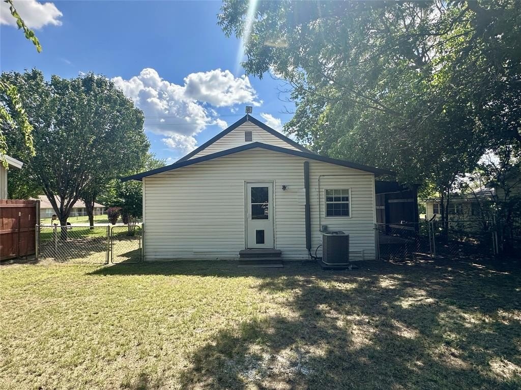 Single Family 2BR 1BA - 708 Grayson Street, Nocona, TX
