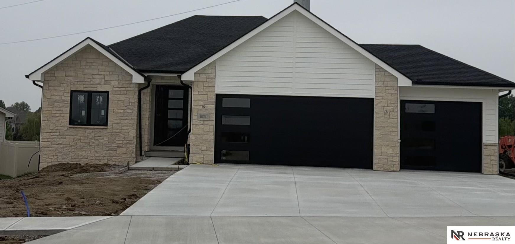 Single Family 5BR 2BA - 10021 S 180th Avenue Circle, Omaha, NE