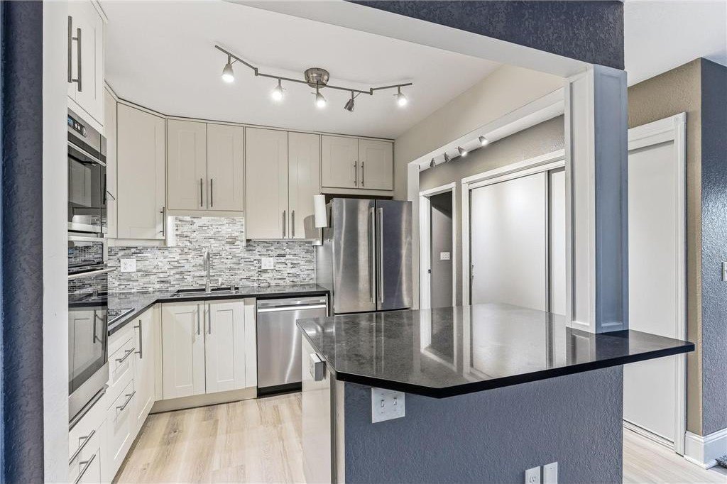 Condo 1BR 1BA - 1700 Four Oaks Road, Eagan, MN