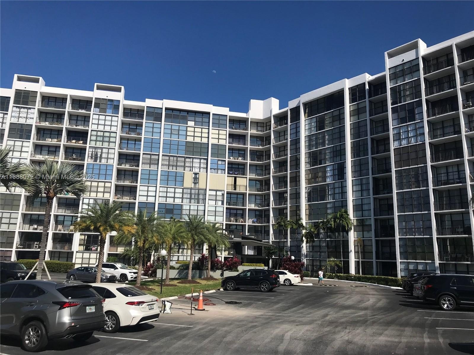 Condo 1BR 2BA - 1000 Parkview Dr, Hallandale Beach, FL
