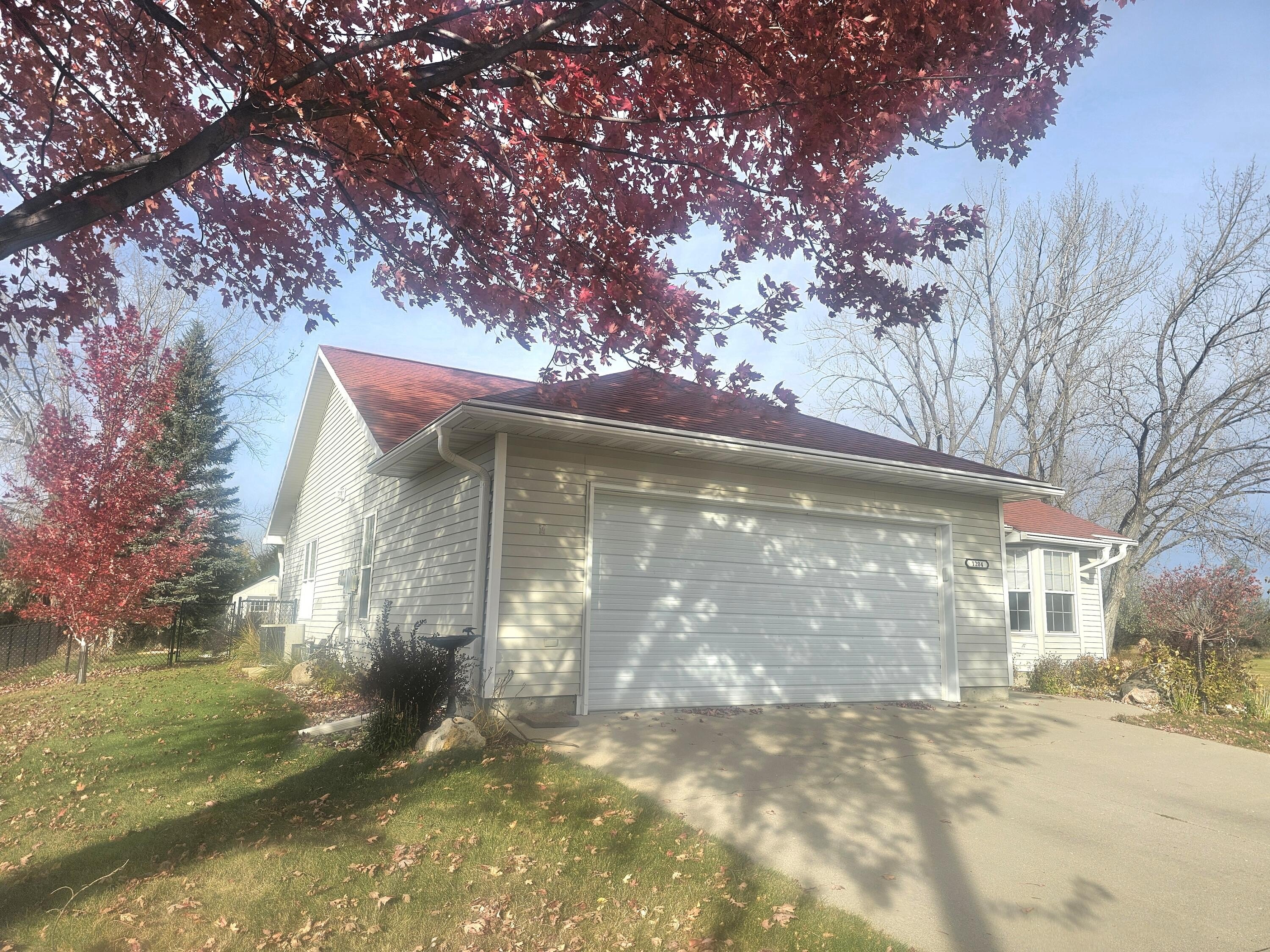 Single Family 2BR 2BA - 1204 Willow Drive, Aberdeen, SD