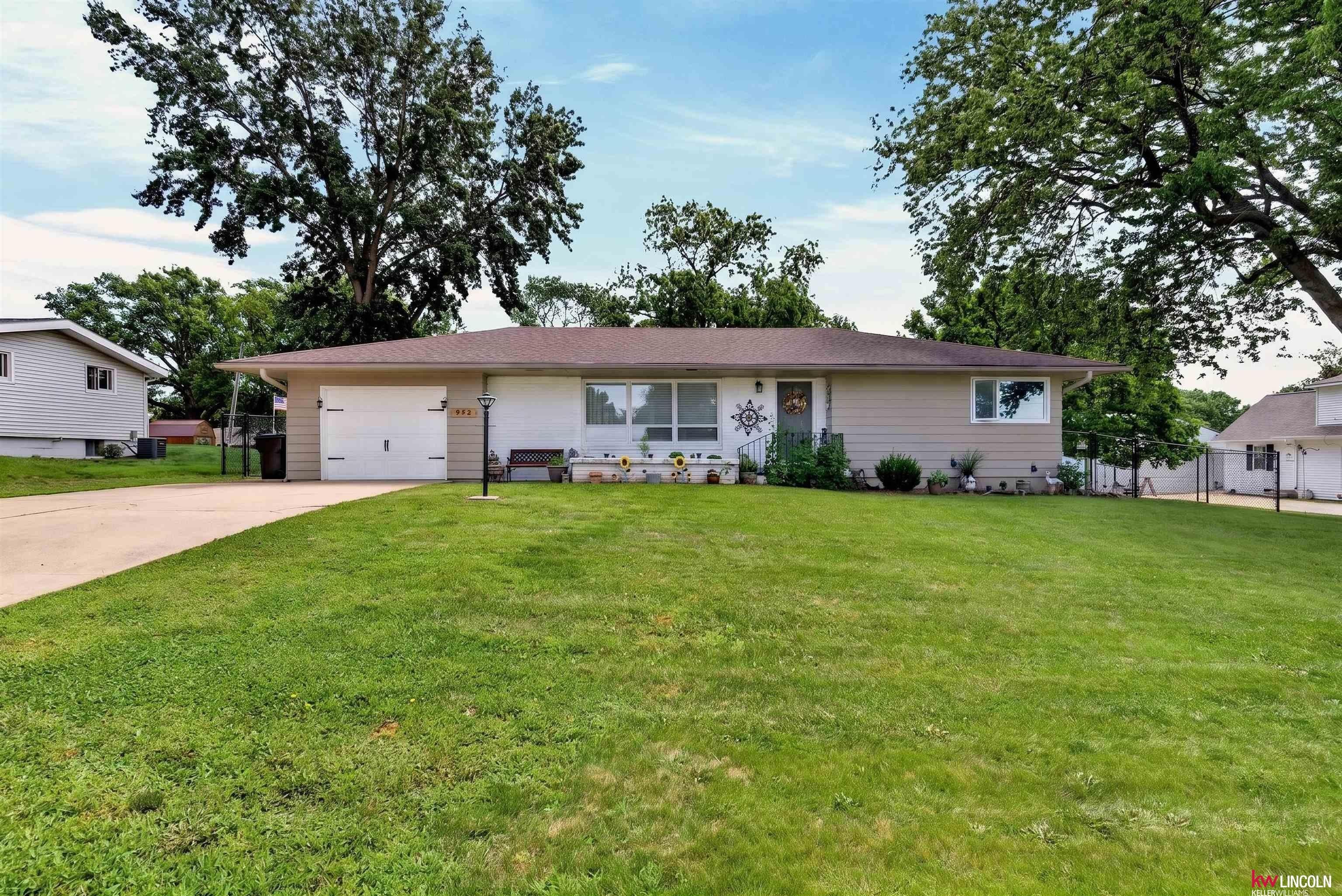 Single Family 3BR 2BA - 952 N 2nd Street, Tecumseh, NE
