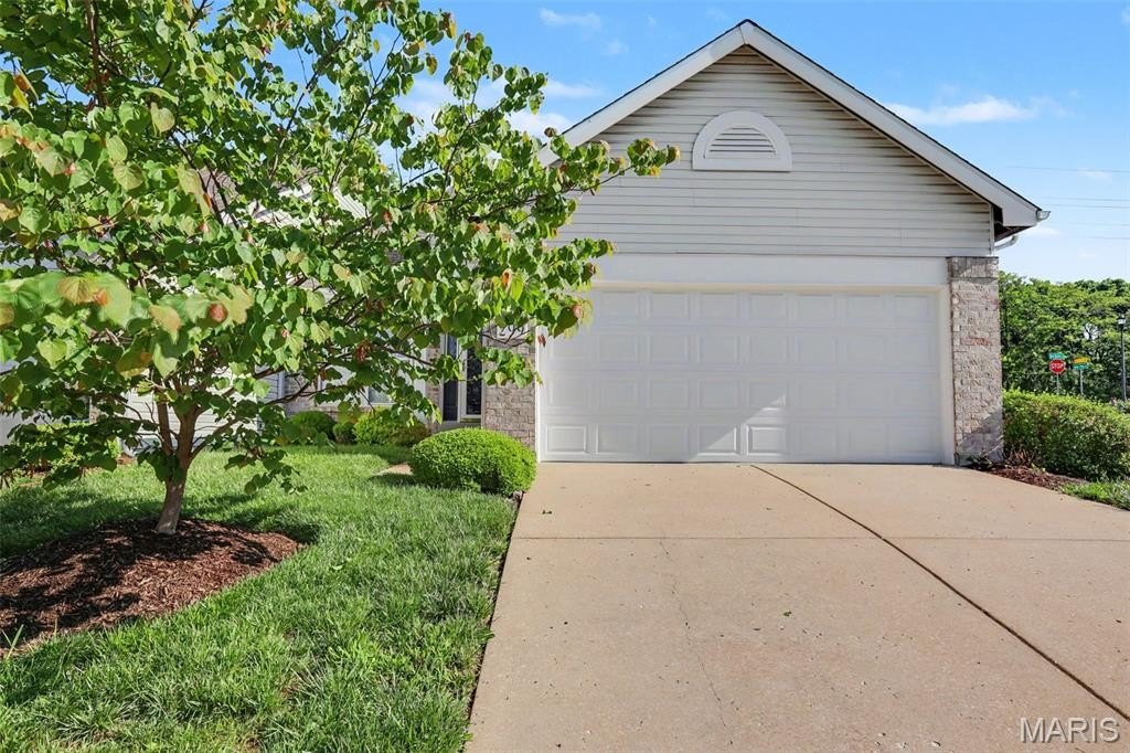 Single Family 2BR 2BA - 299 Arbor Place Lane, Manchester, MO