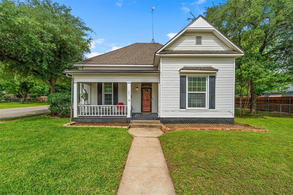 Single Family 3BR 1BA - 501 N Davis Street, West, TX
