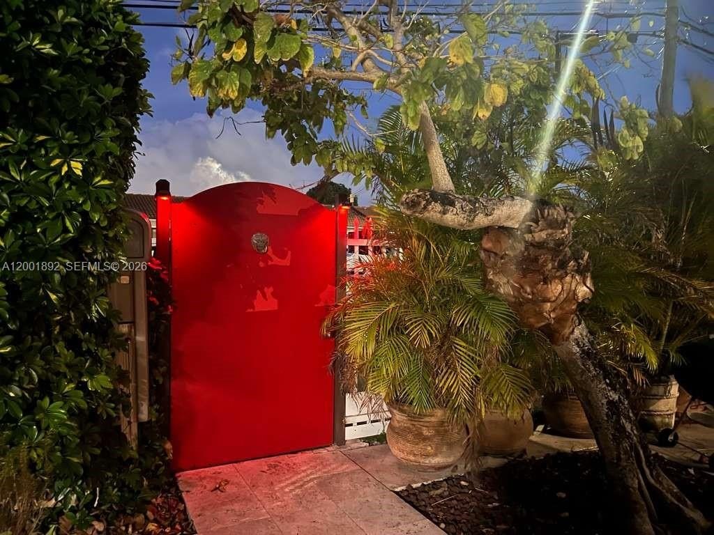 Single Family 3BR 2BA - 6900 SW 22nd St, Miami, FL