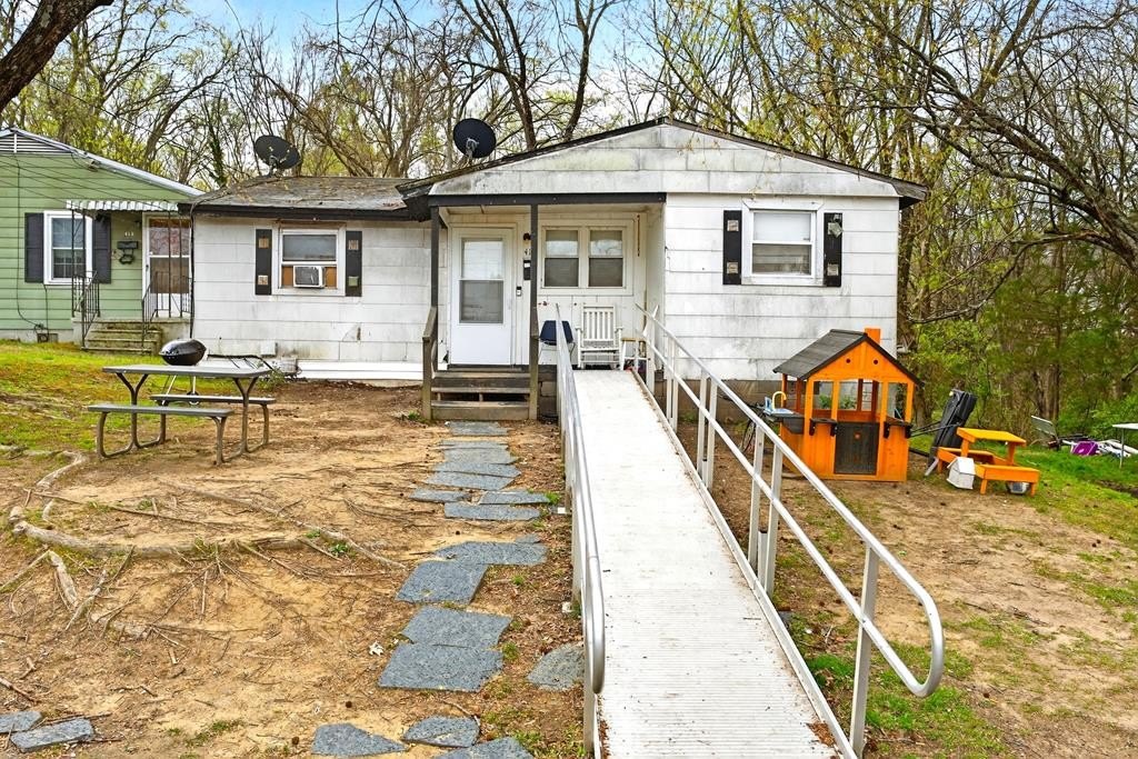 Single Family 3BR 1BA - 411 Longwood Ave, Farmville, VA