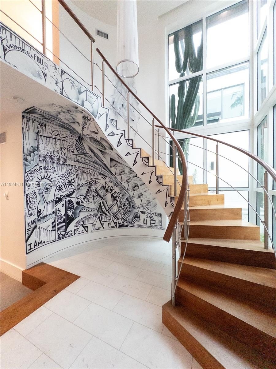 Single Family 6BR 7BA - 327 E Rivo Alto Dr, Miami Beach, FL