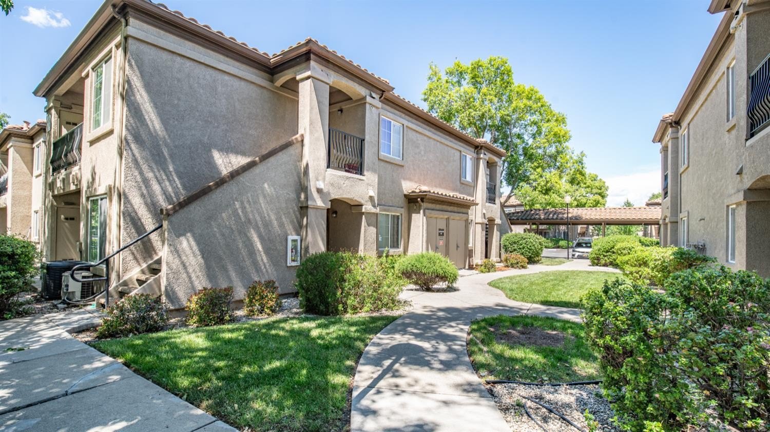 Condo 3BR 2BA - 4200 E Commerce Way, Sacramento, CA
