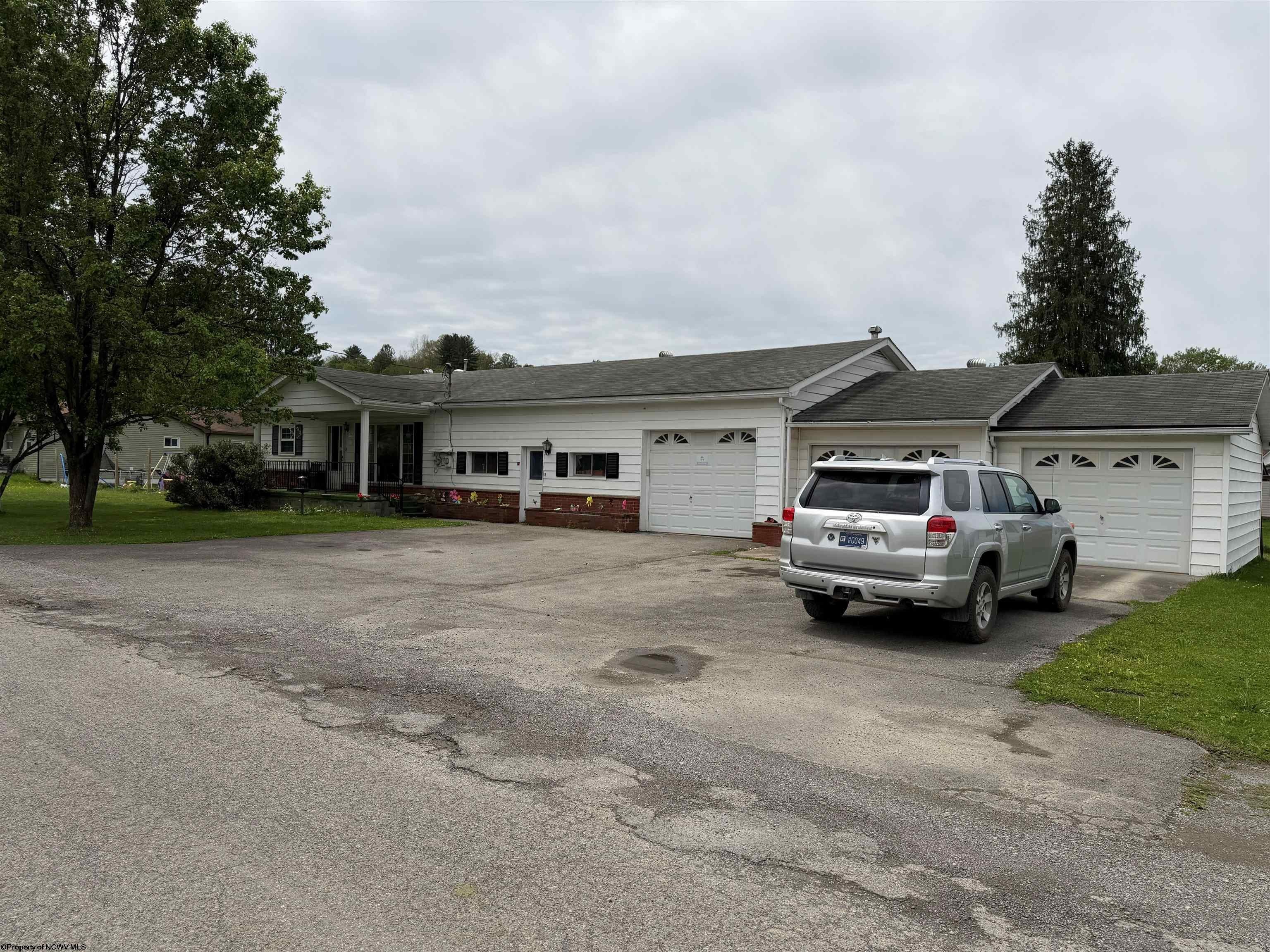 Single Family 3BR 1BA - 139 N Custer Street, Belington, WV