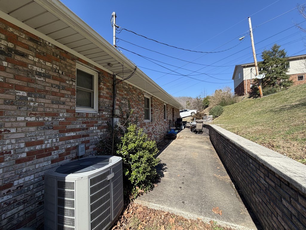 Single Family 3BR 2BA - 265 Polley Street, Elkhorn City, KY