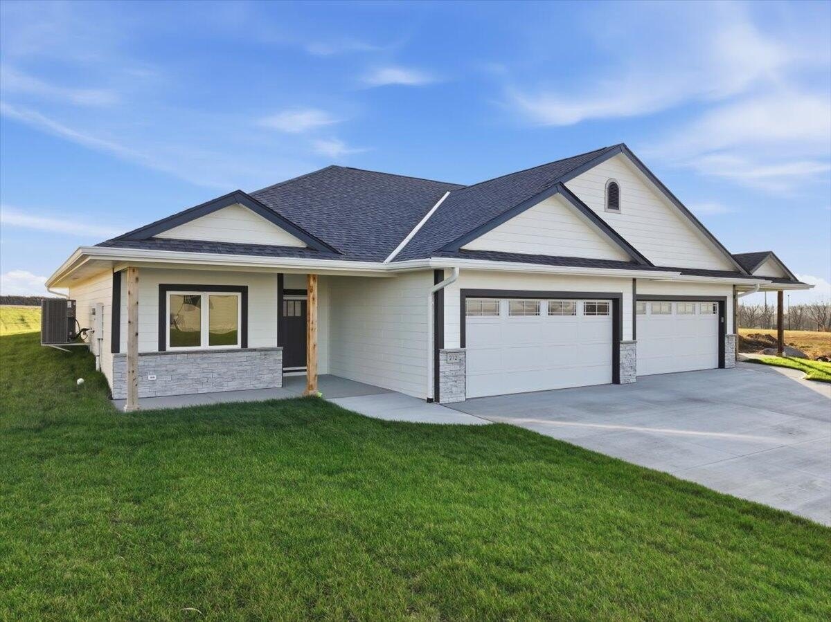 Single Family 2BR 2BA - 212 ST. ANDREWS Loop, MALVERN, IA